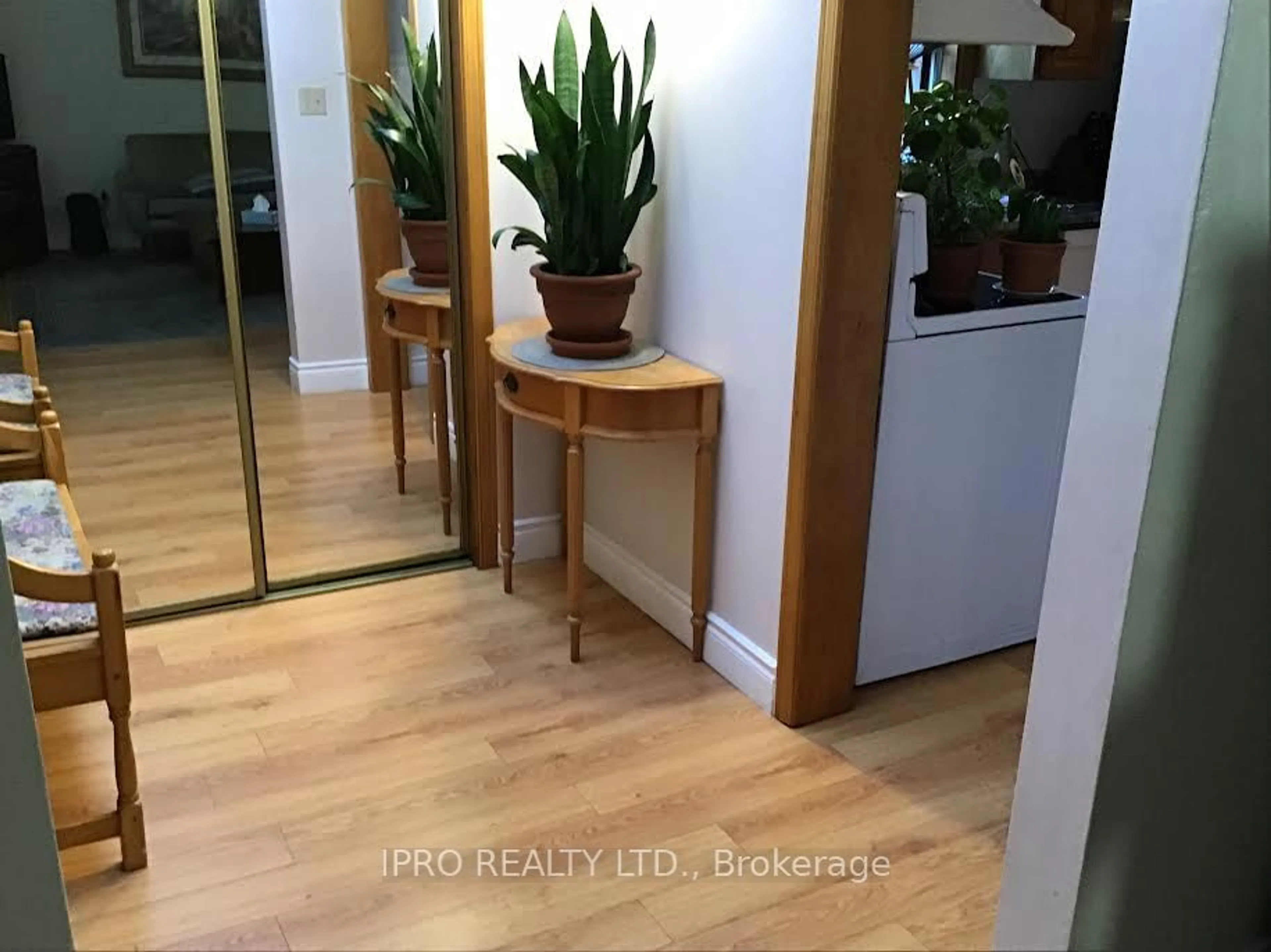 Indoor entryway for 98 North Carson St, Toronto Ontario M8W 4C5