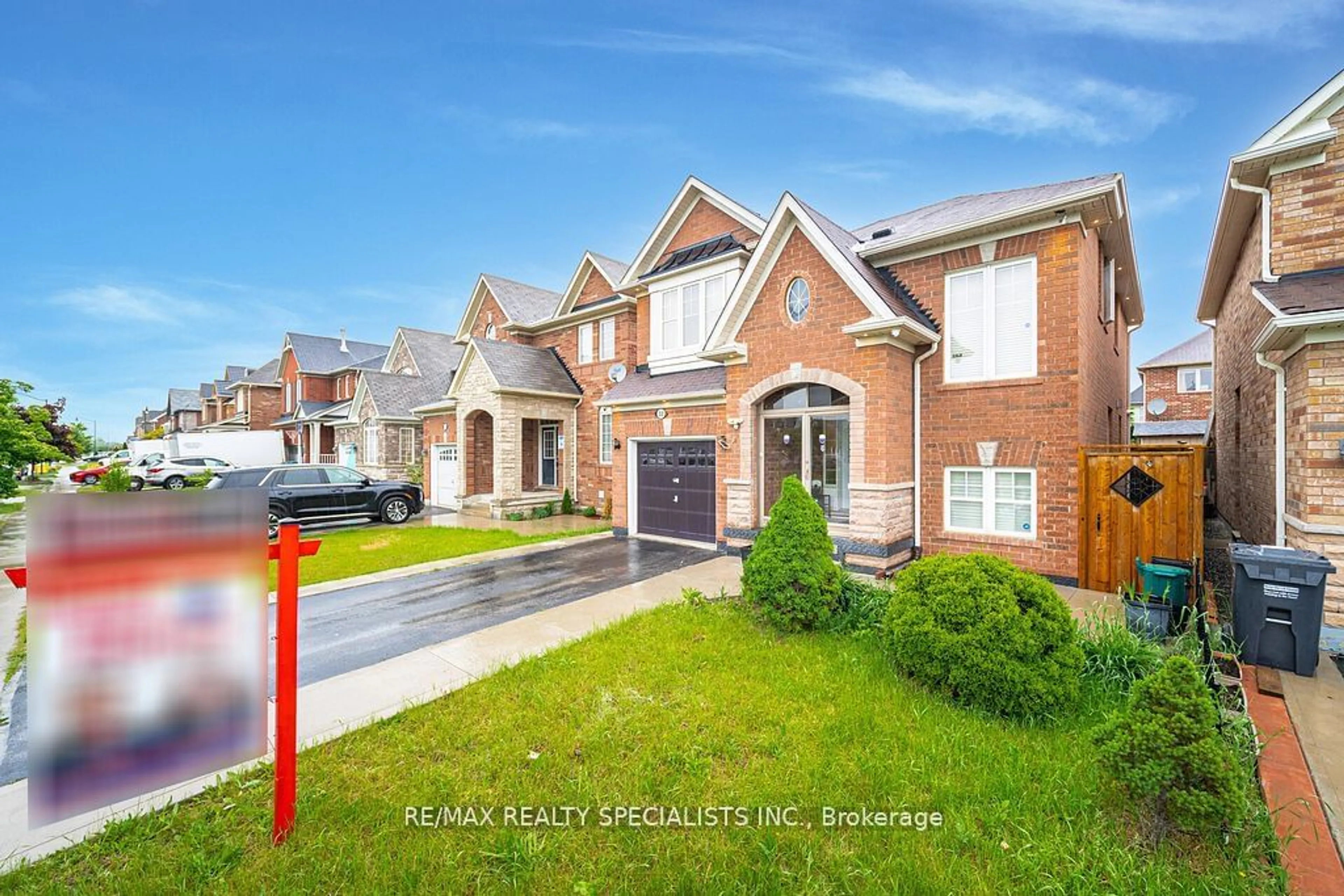 Home with brick exterior material for 33 Bloom Dr, Brampton Ontario L6P 3C3