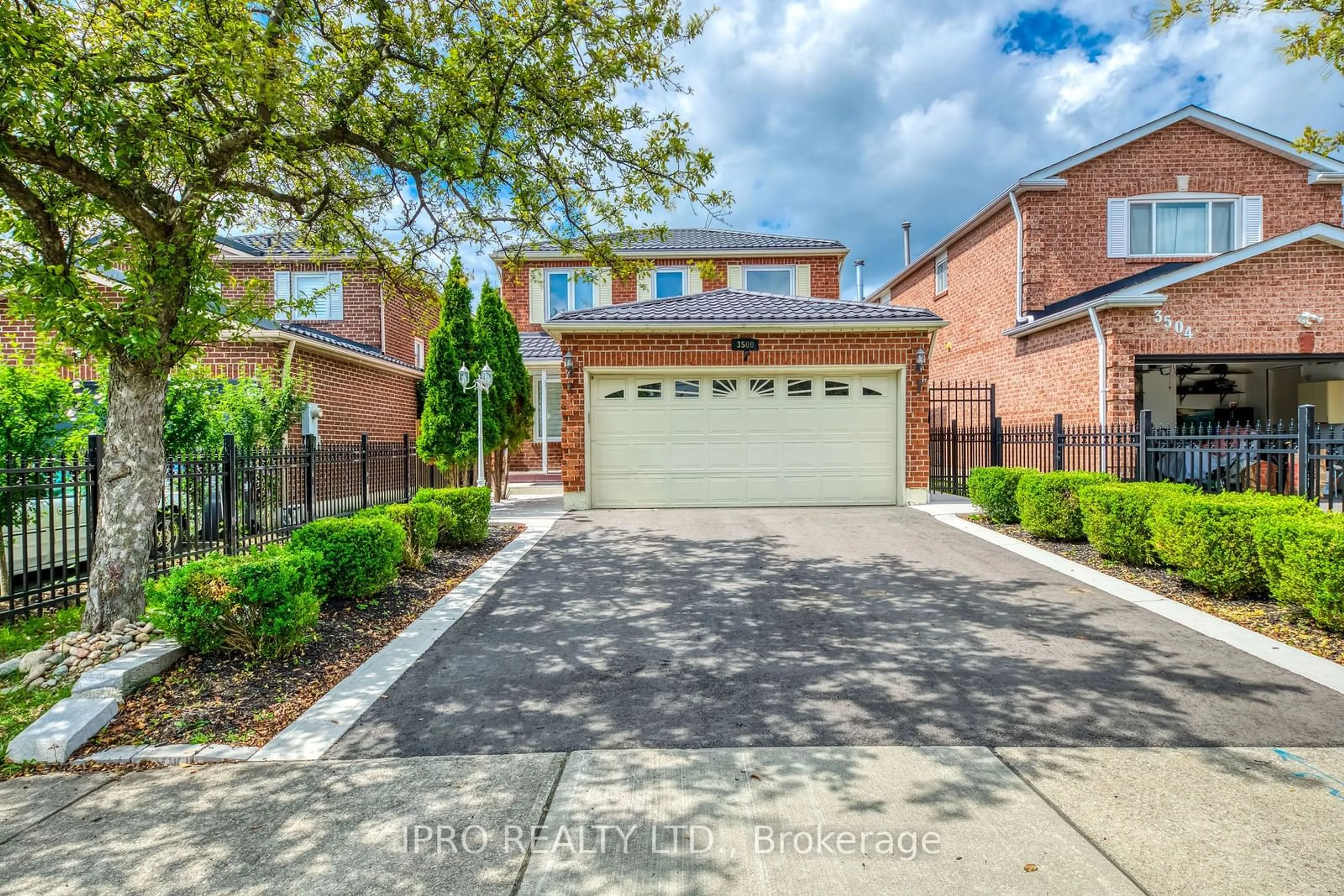 Home with brick exterior material for 3500 Croatia Dr, Mississauga Ontario L5B 3K9