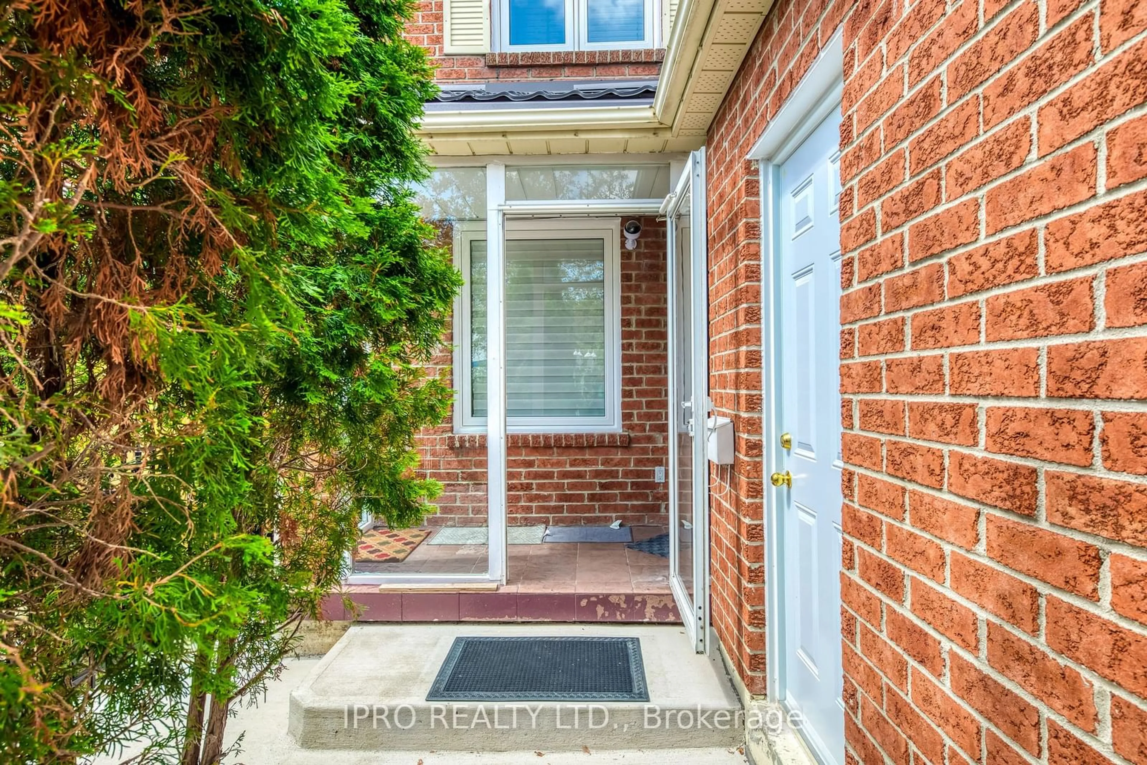 Home with brick exterior material for 3500 Croatia Dr, Mississauga Ontario L5B 3K9