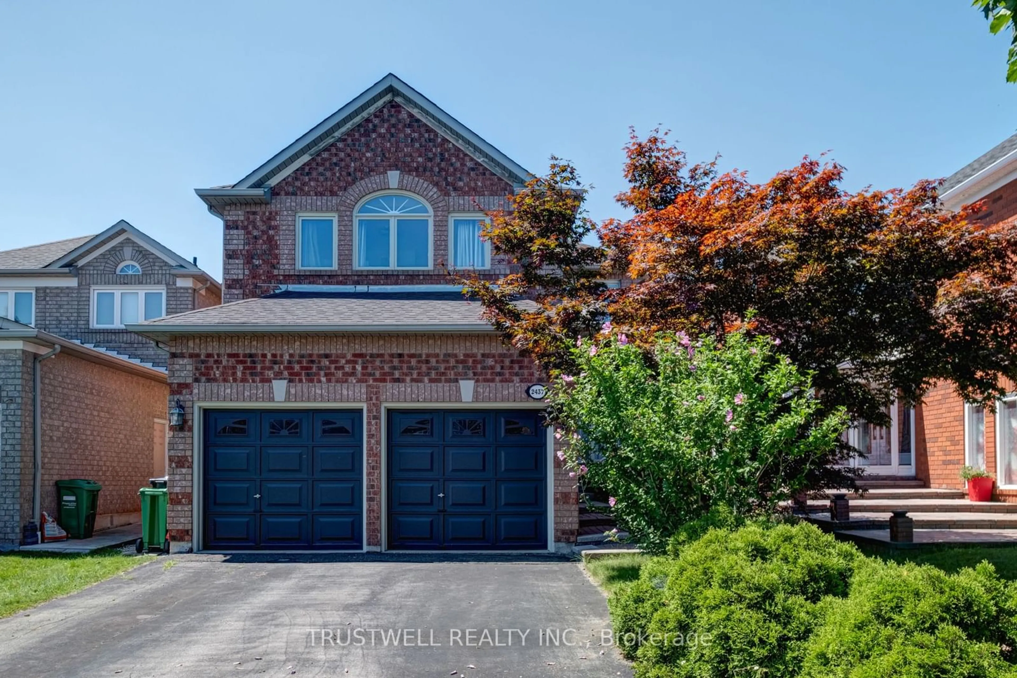 Home with brick exterior material for 2437 Yorktown Circ, Mississauga Ontario L5M 5Y1