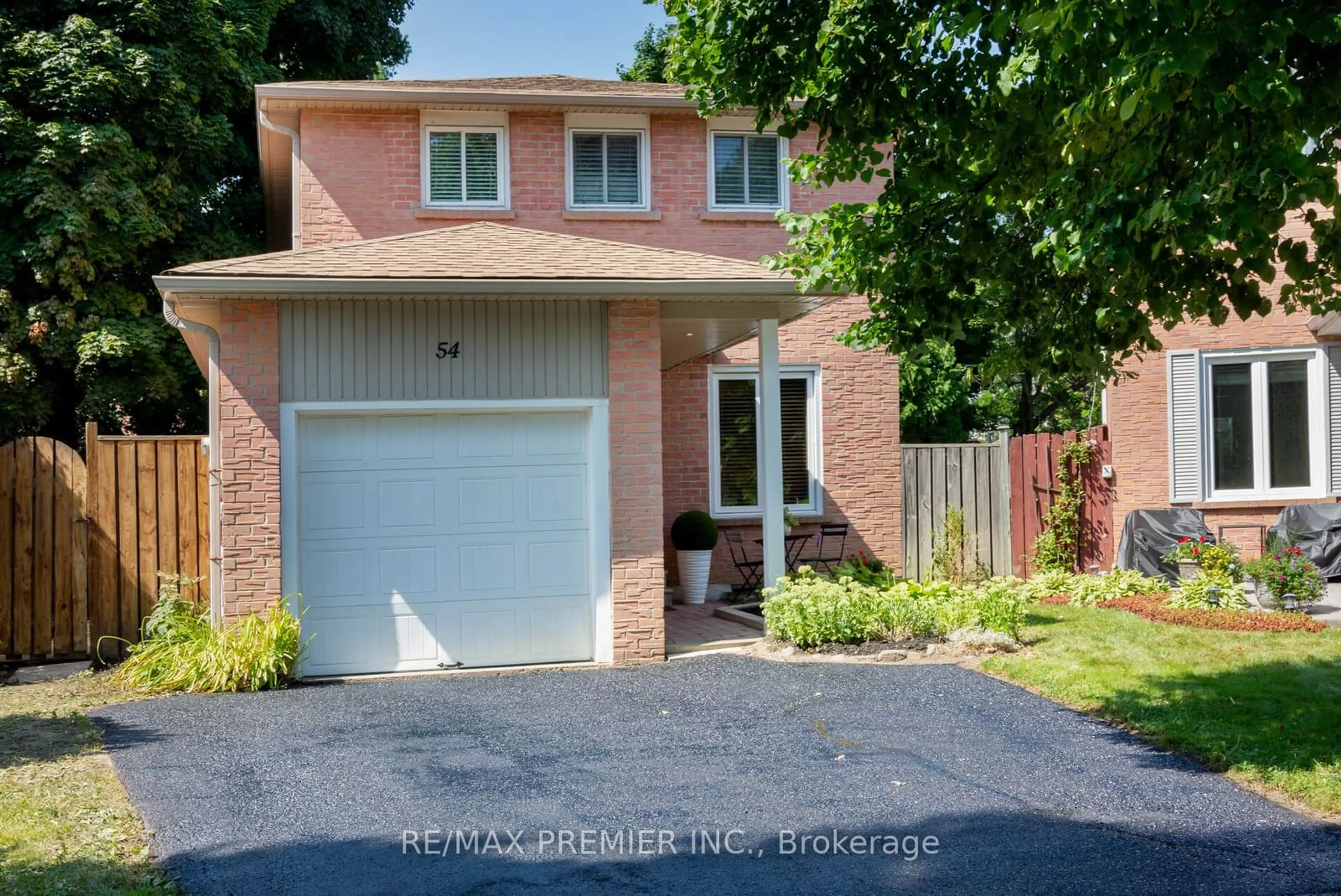 Home with brick exterior material for 54 Berkshire Sq, Brampton Ontario L6Z 1N4