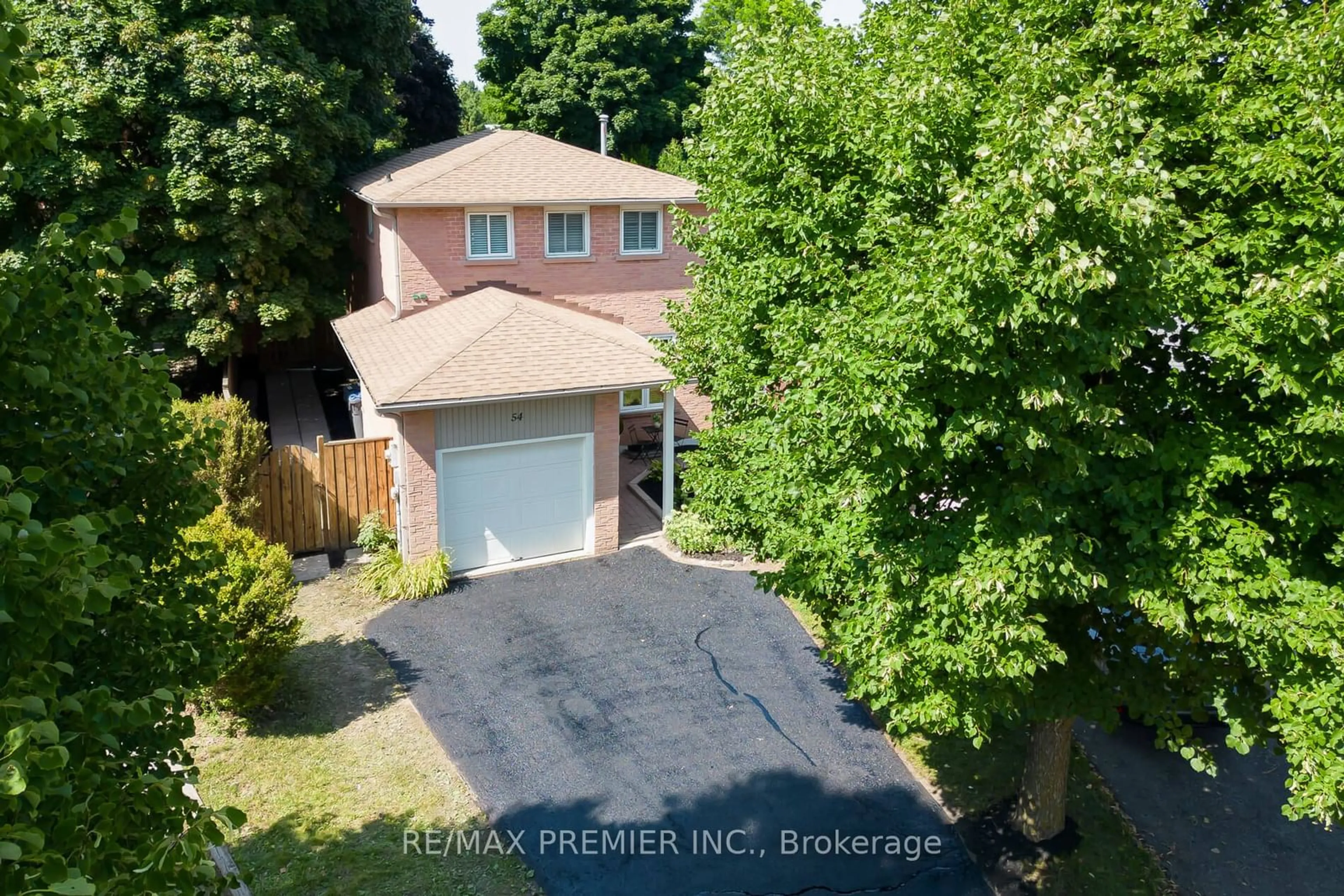 Frontside or backside of a home for 54 Berkshire Sq, Brampton Ontario L6Z 1N4