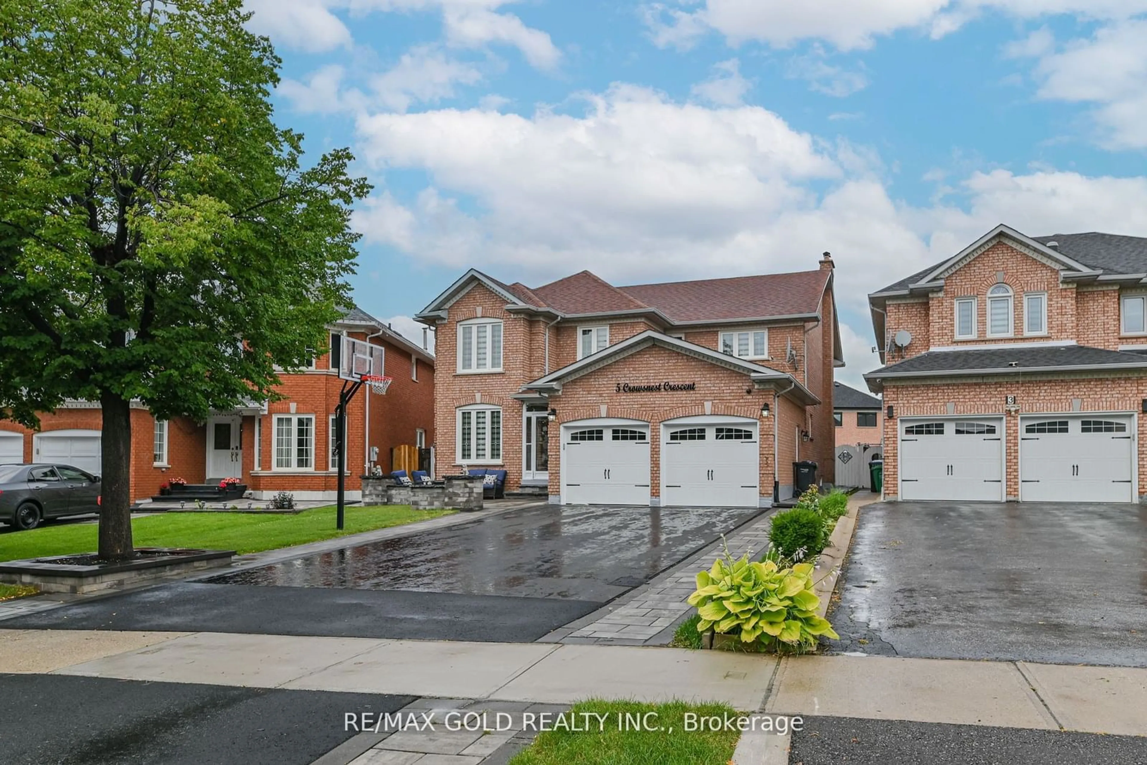 Frontside or backside of a home for 5 Crowsnest Cres, Brampton Ontario L6R 1E2