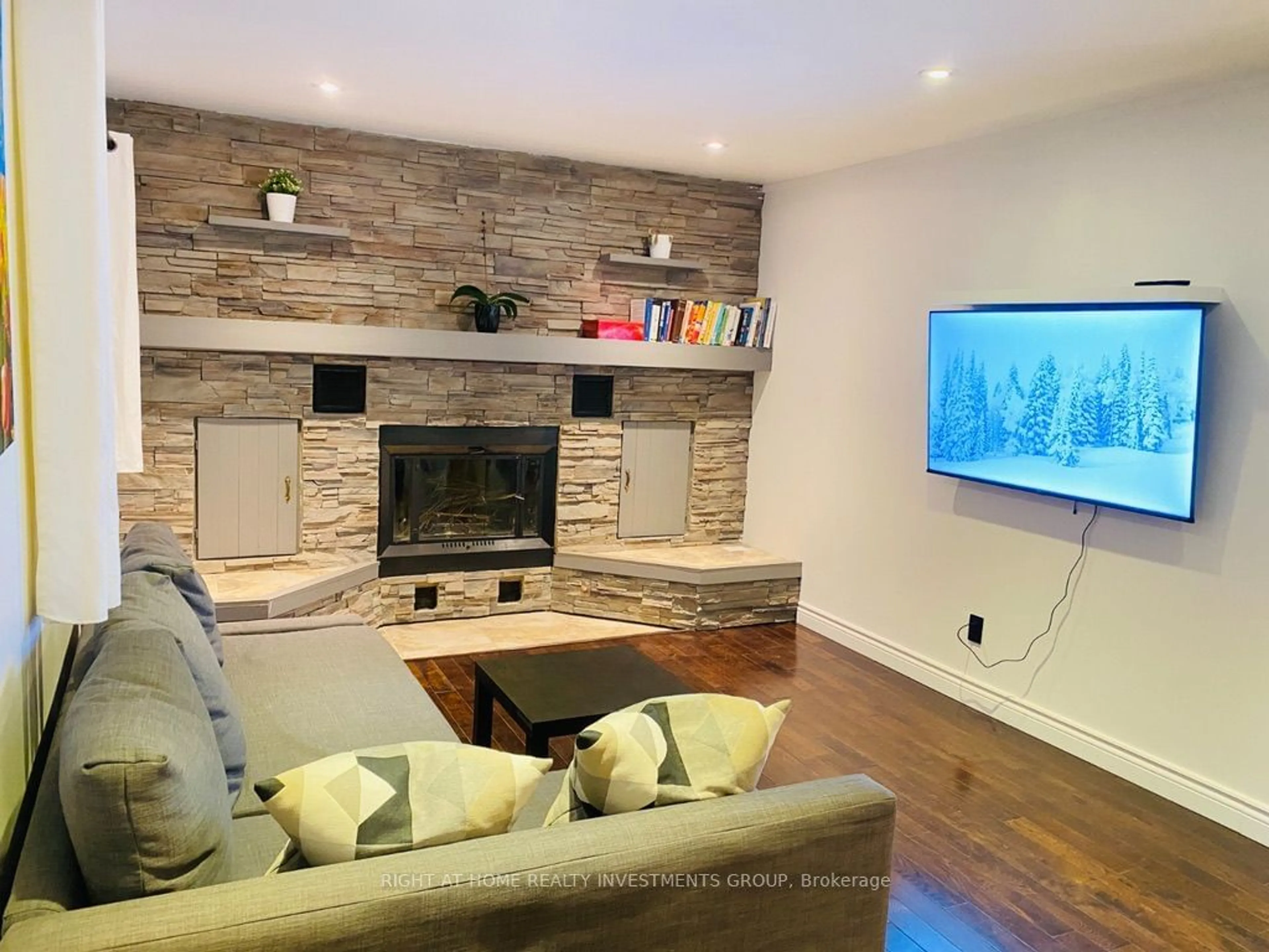 Living room for 14576 Winston Churchill Blvd, Halton Hills Ontario L7G 0N9