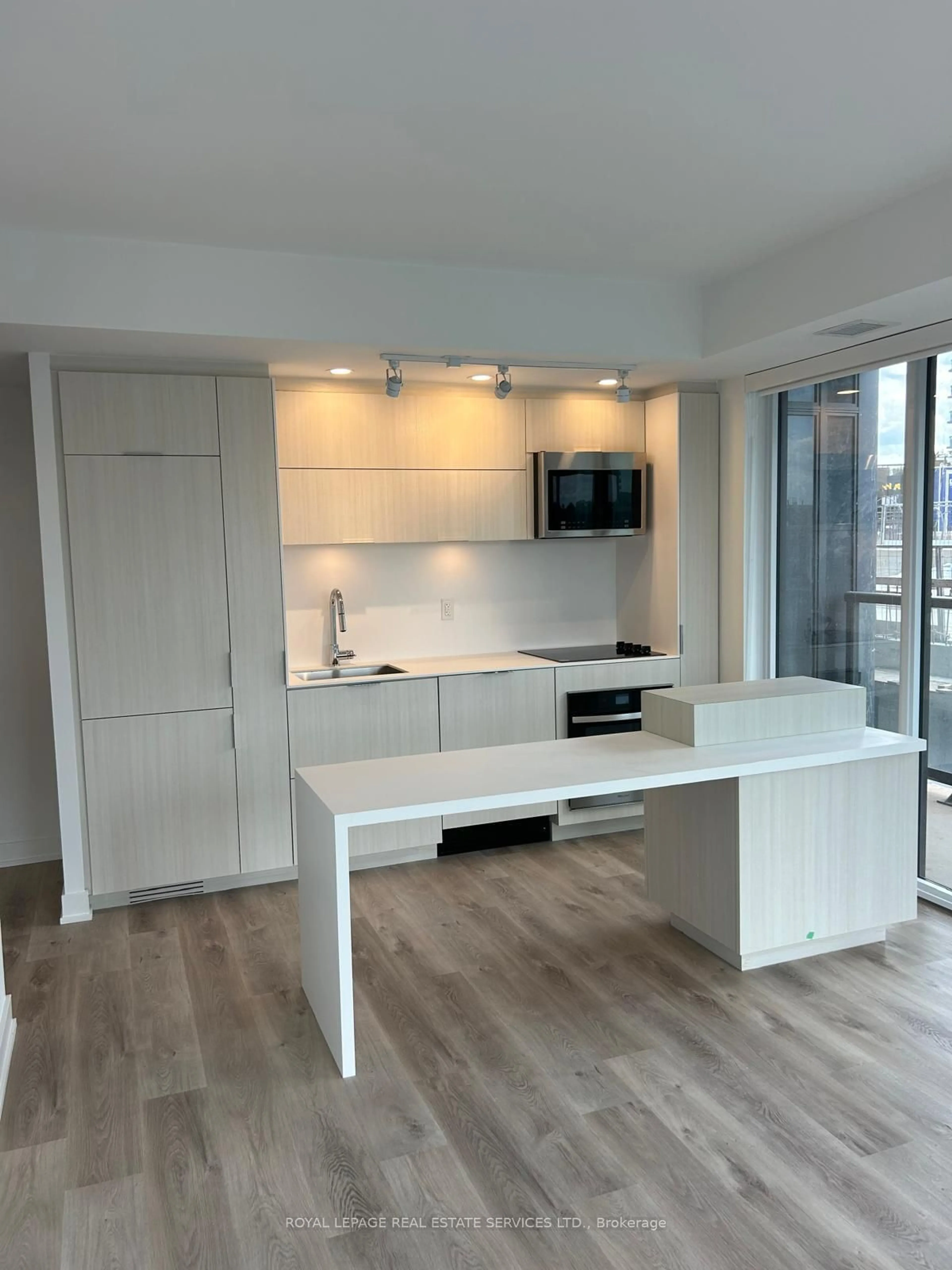 Open concept kitchen for 370 Martha St #510, Burlington Ontario L7R 2P7