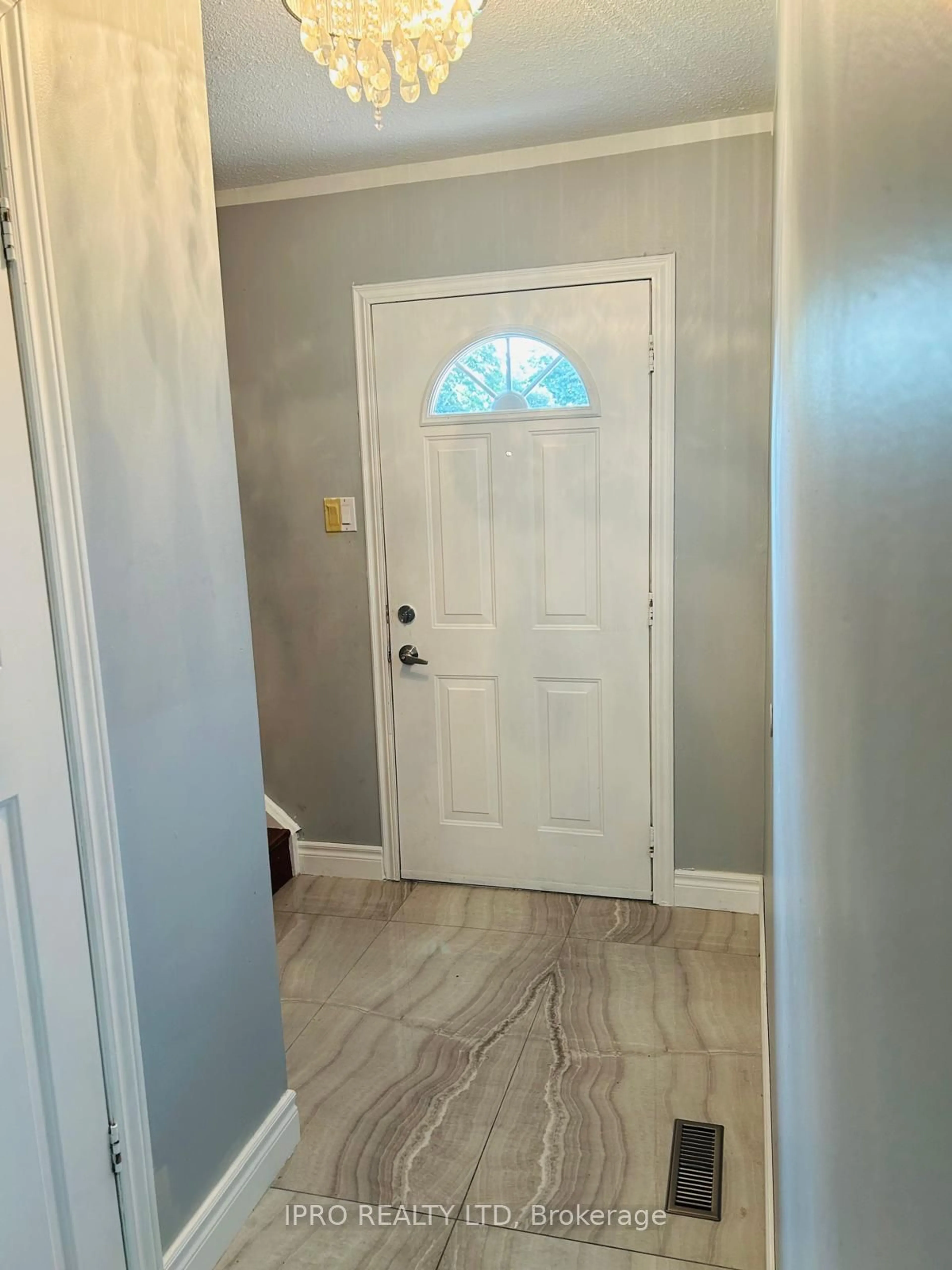 Indoor entryway for 45 Hansen Rd #67, Brampton Ontario L6V 3C5