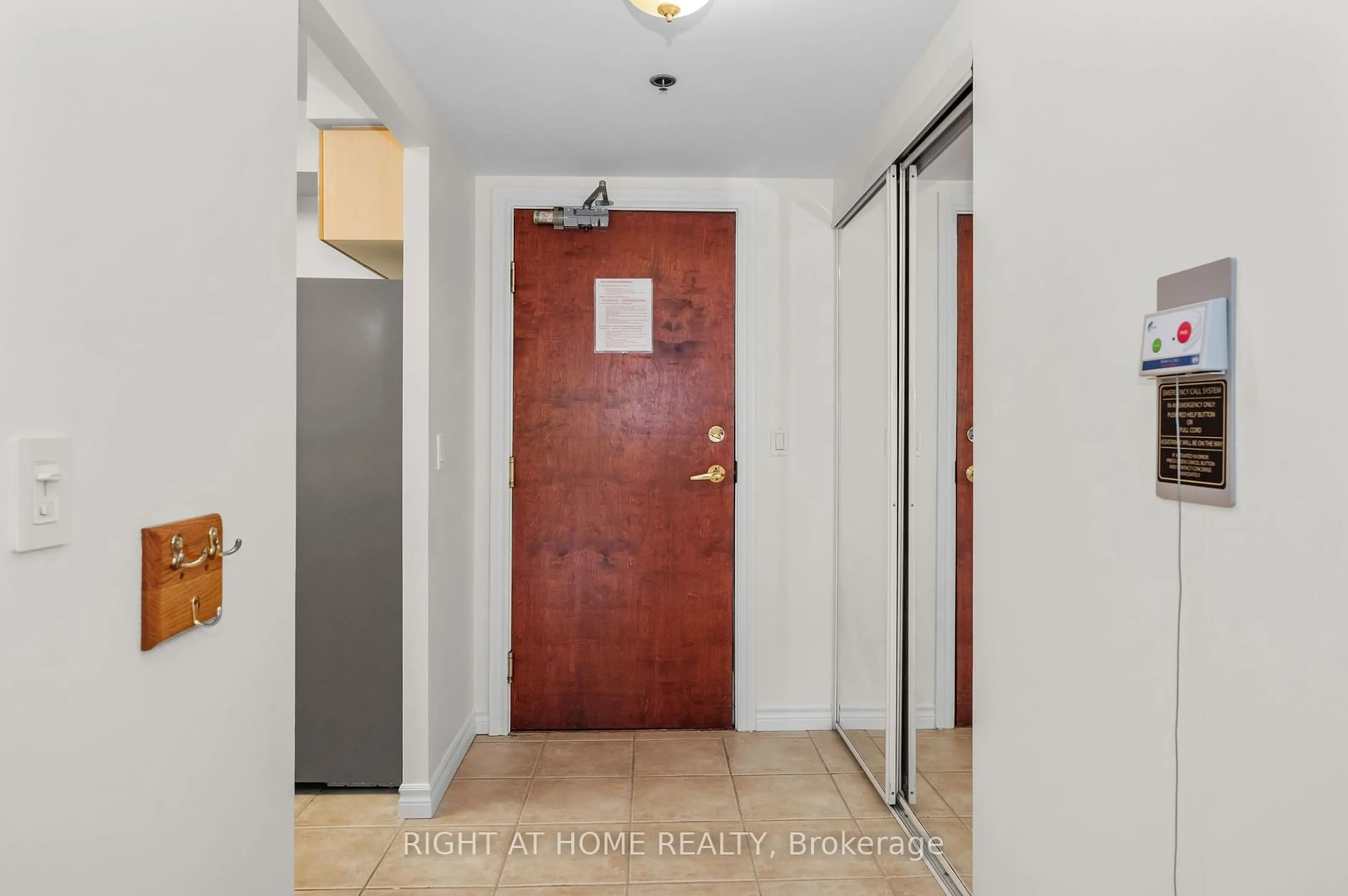 Indoor entryway for 100 Burloak Dr #1214, Burlington Ontario L7L 6P6