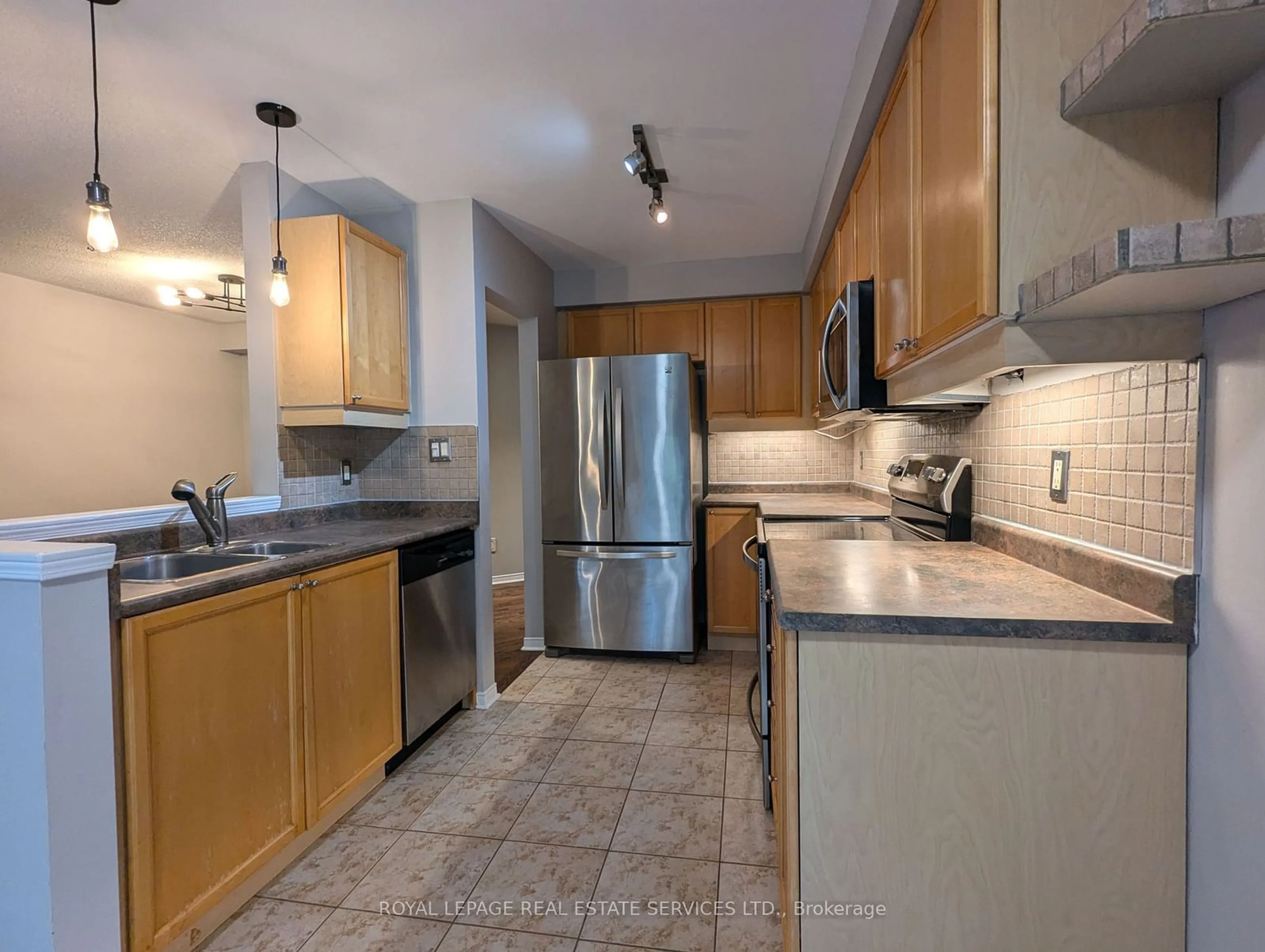 Standard kitchen for 1084 Queen St #47B, Mississauga Ontario L5H 4K4