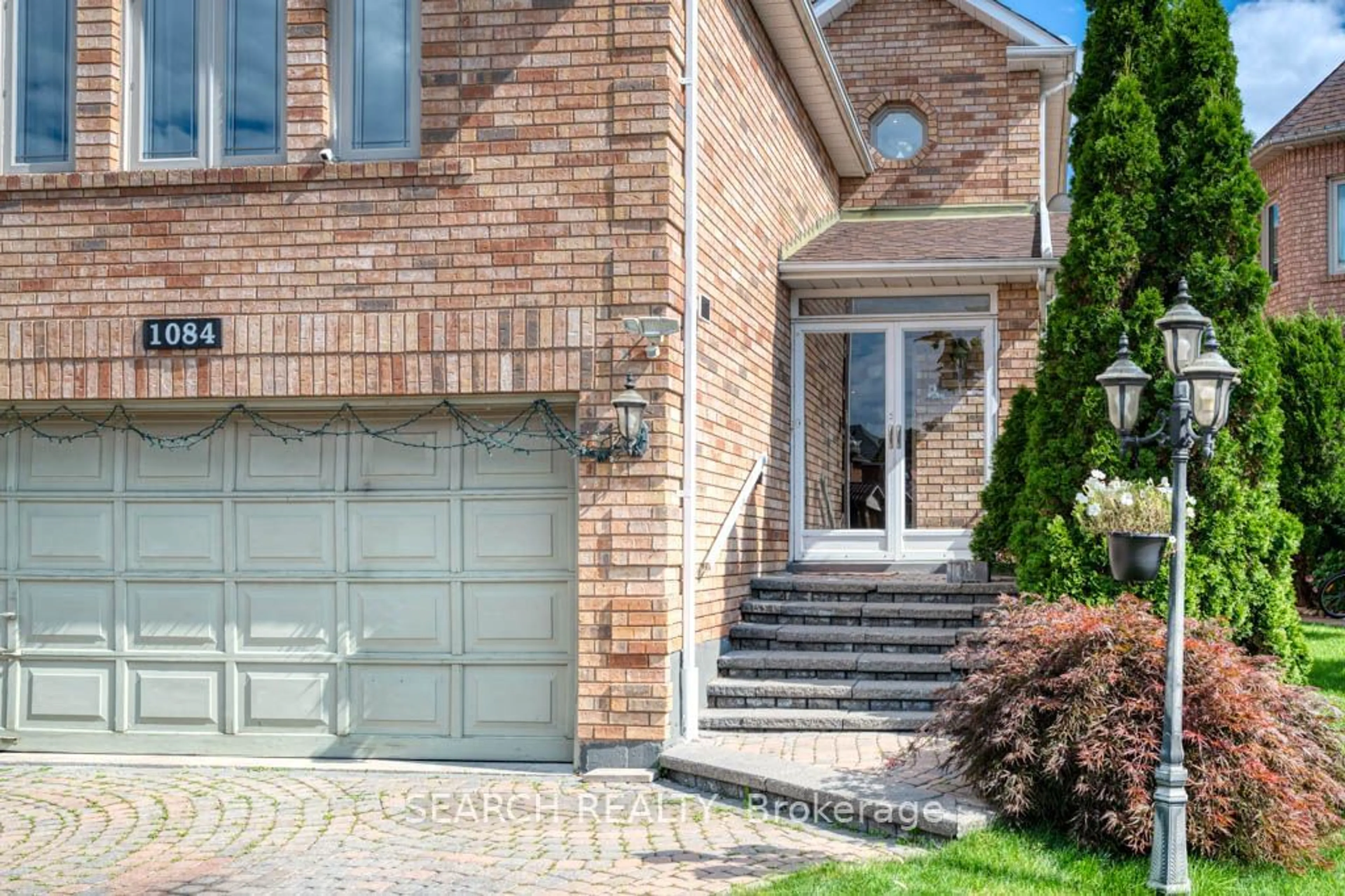 Home with brick exterior material for 1084 Charminster Cres, Mississauga Ontario L5V 1R1