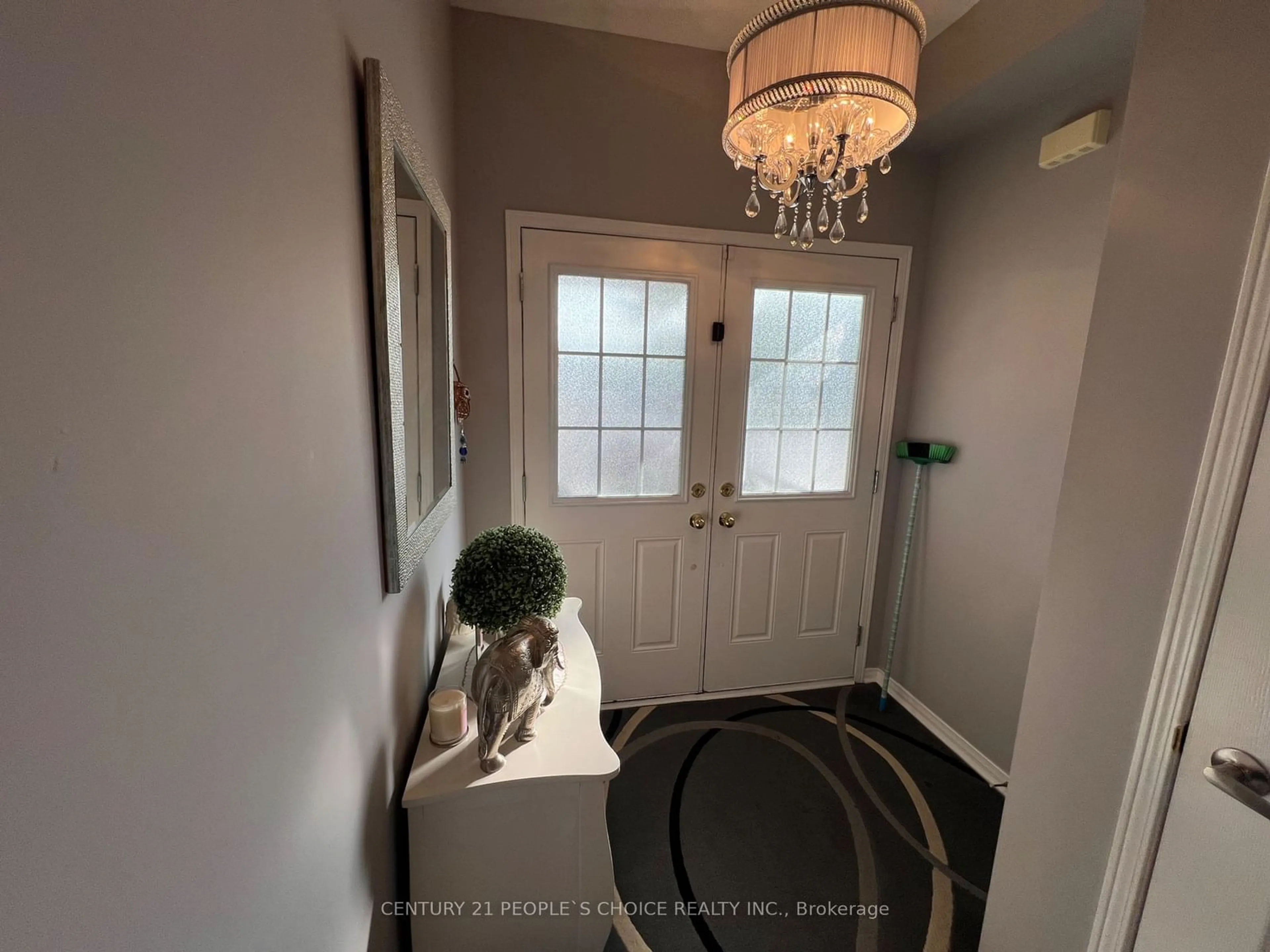 Indoor entryway for 16 Gulfbrook Circ, Brampton Ontario L6Z 0G4