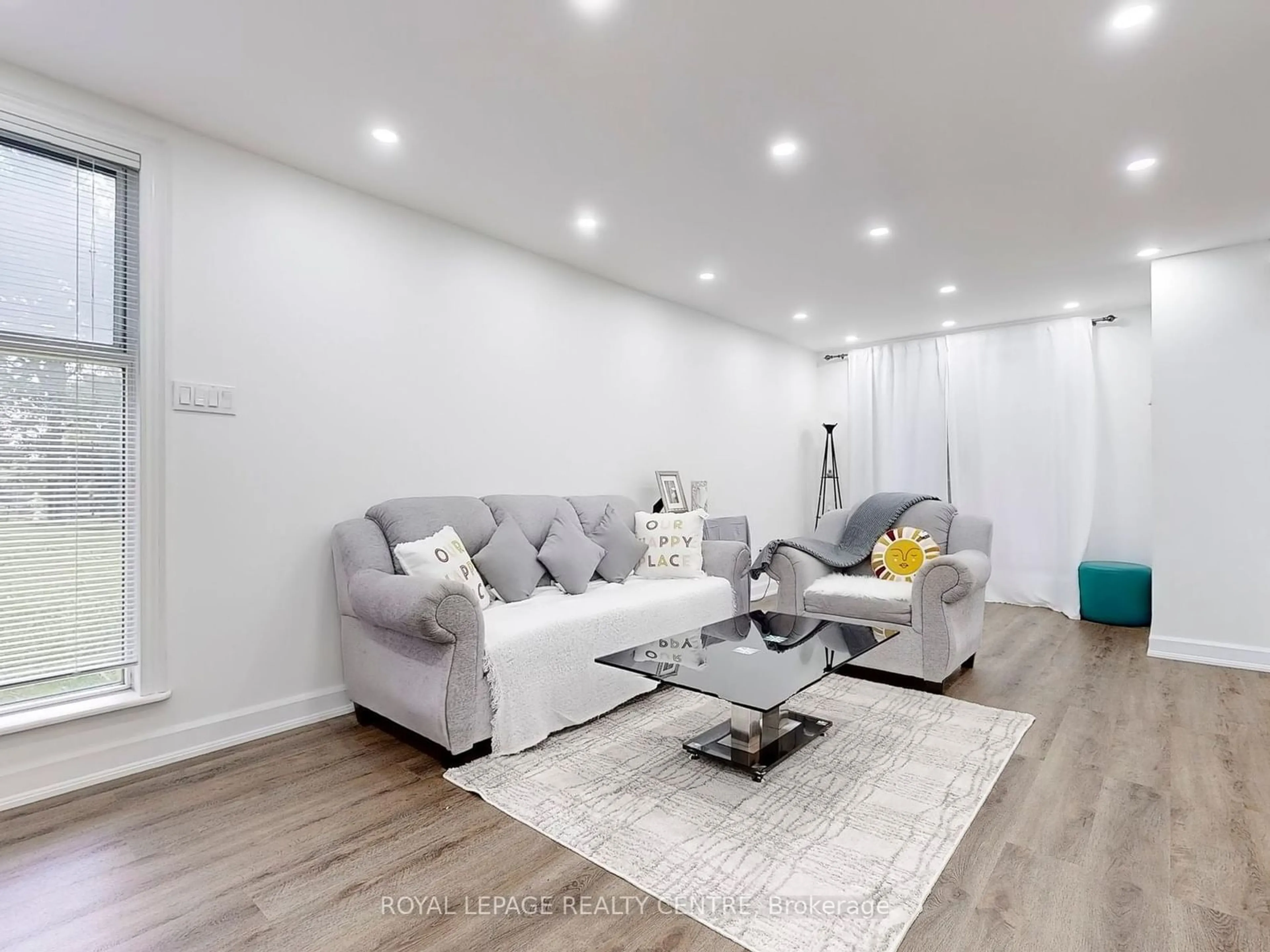 Living room for 2095 Roche Crt #127, Mississauga Ontario L5K 2C8