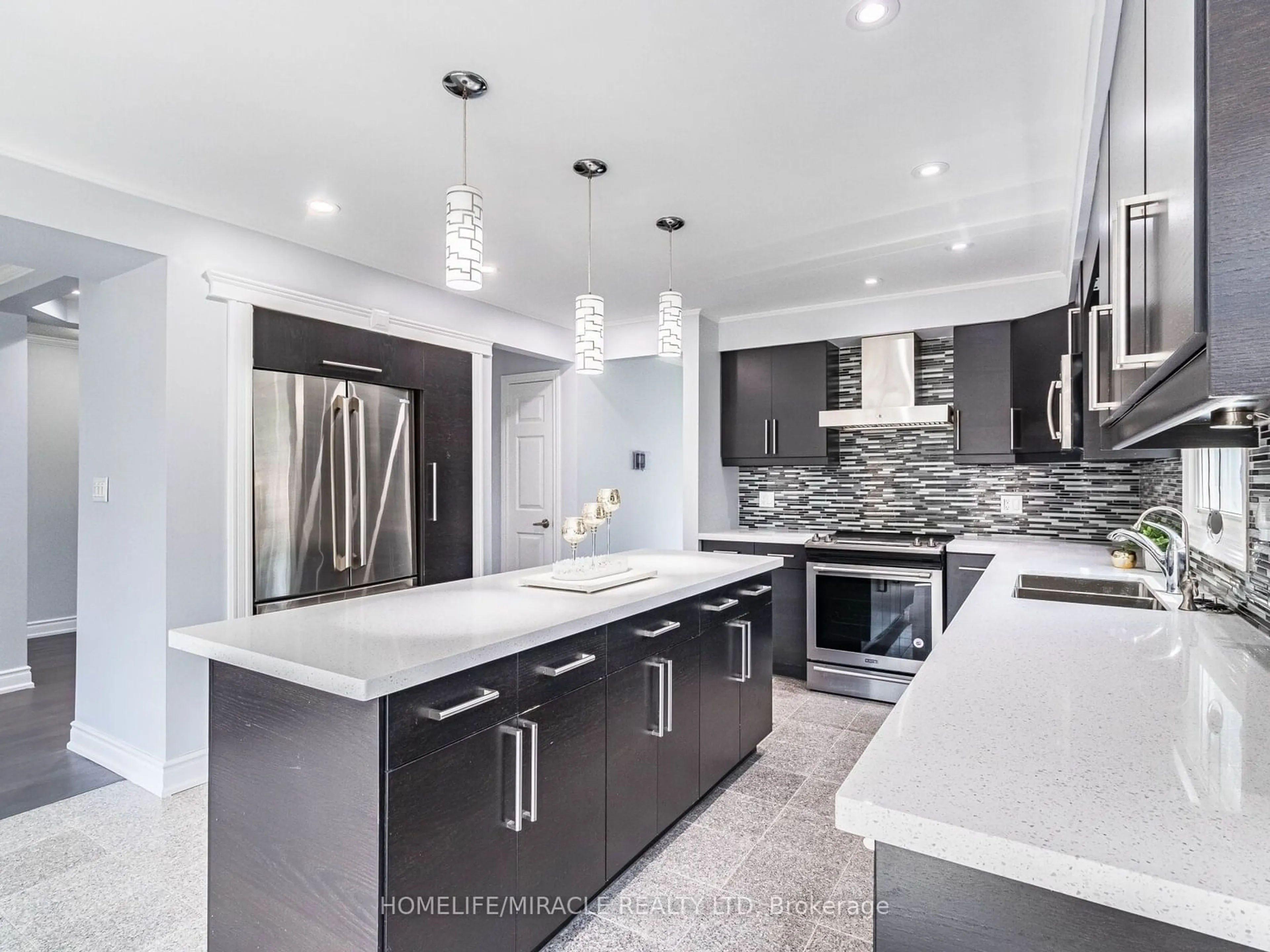 Contemporary kitchen for 3821 Trelawny Circ, Mississauga Ontario L5N 5J6