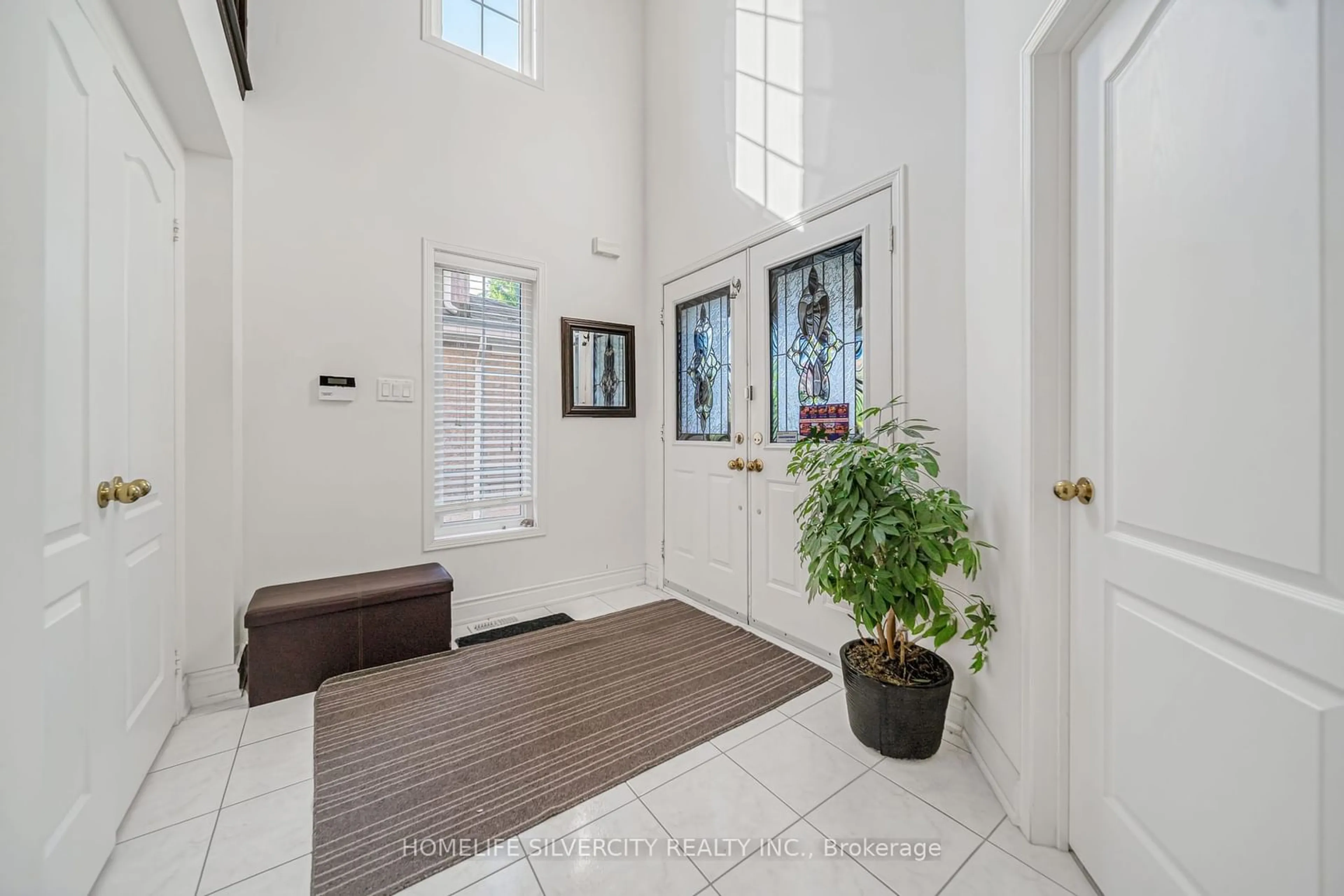 Indoor entryway for 329 Brisdale Dr, Brampton Ontario L7A 3C1