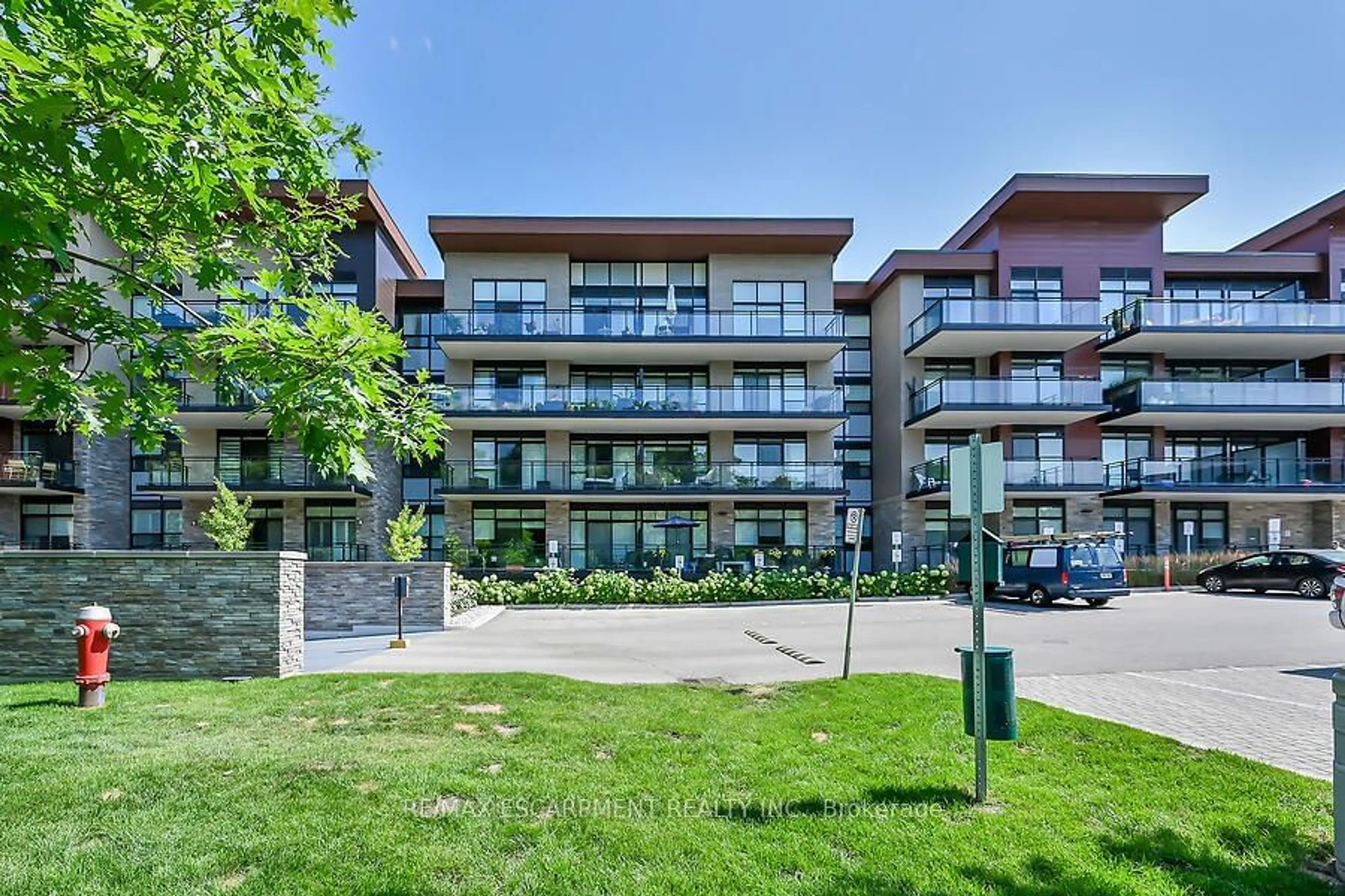 A pic from exterior of the house or condo for 1575 LAKESHORE Rd #304, Mississauga Ontario L5J 0B1