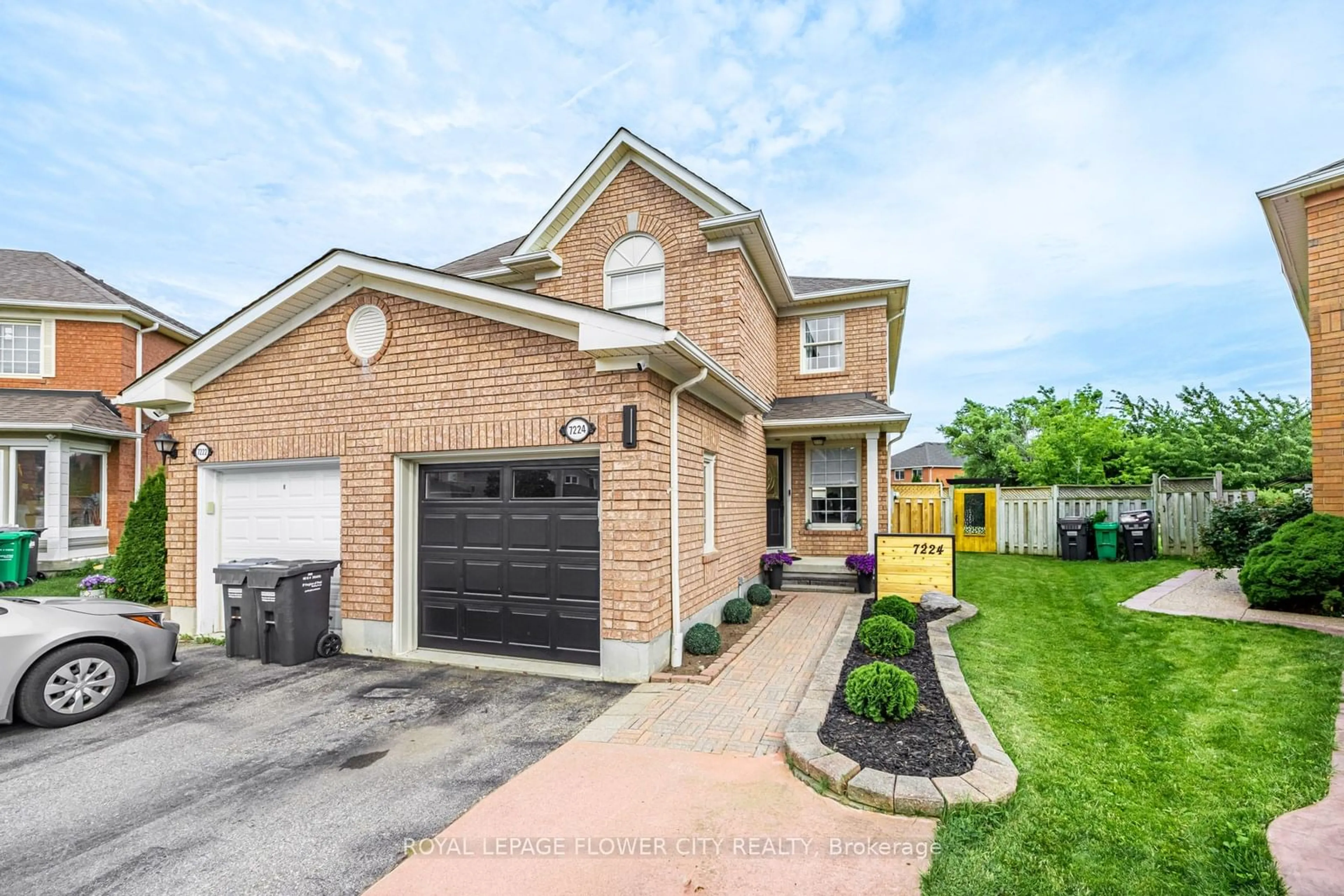 Home with brick exterior material for 7224 Visor Gate, Mississauga Ontario L5N 8B5