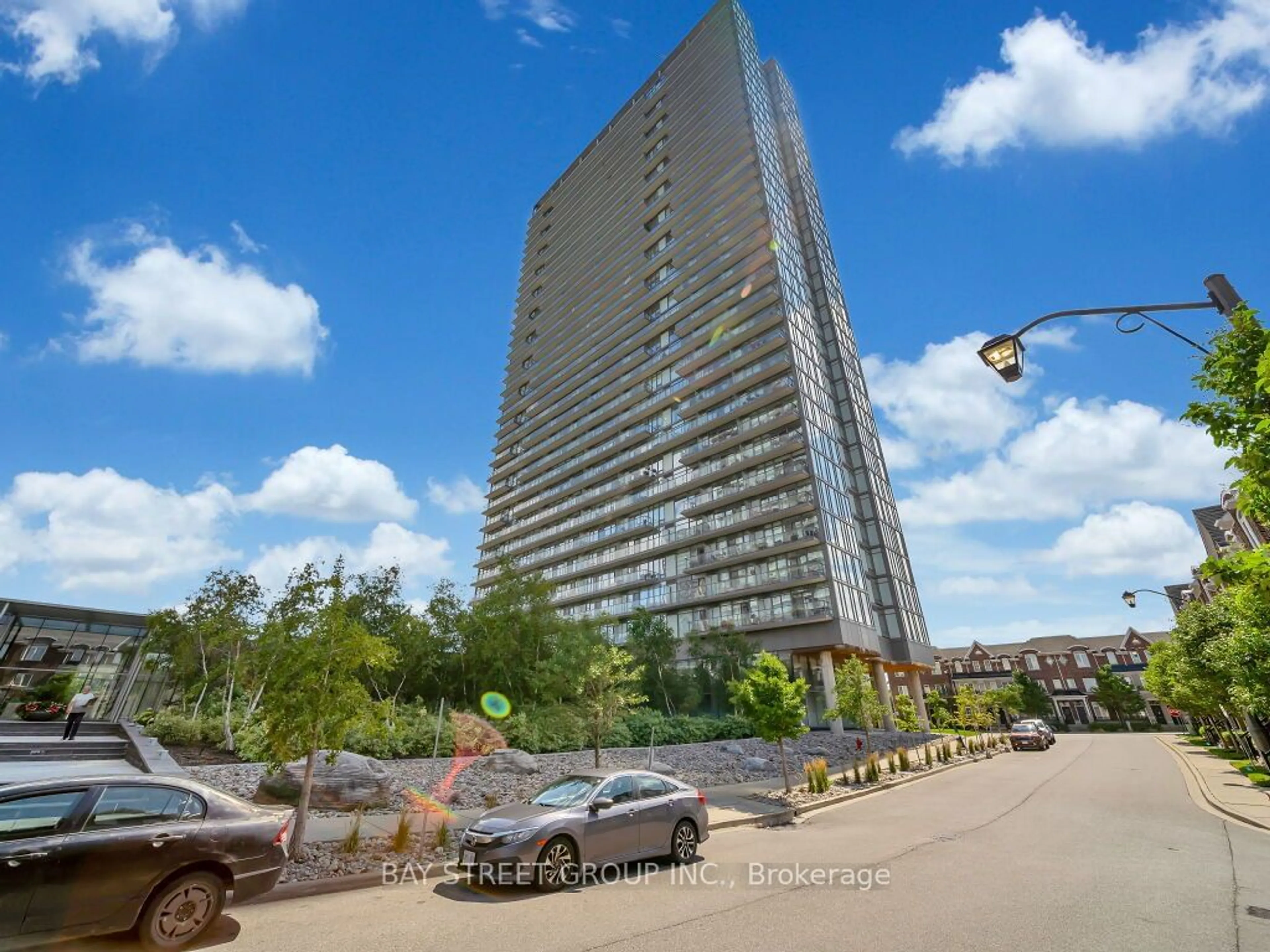 A pic from exterior of the house or condo for 105 The Queensway Ave, Toronto Ontario M6G 5B5