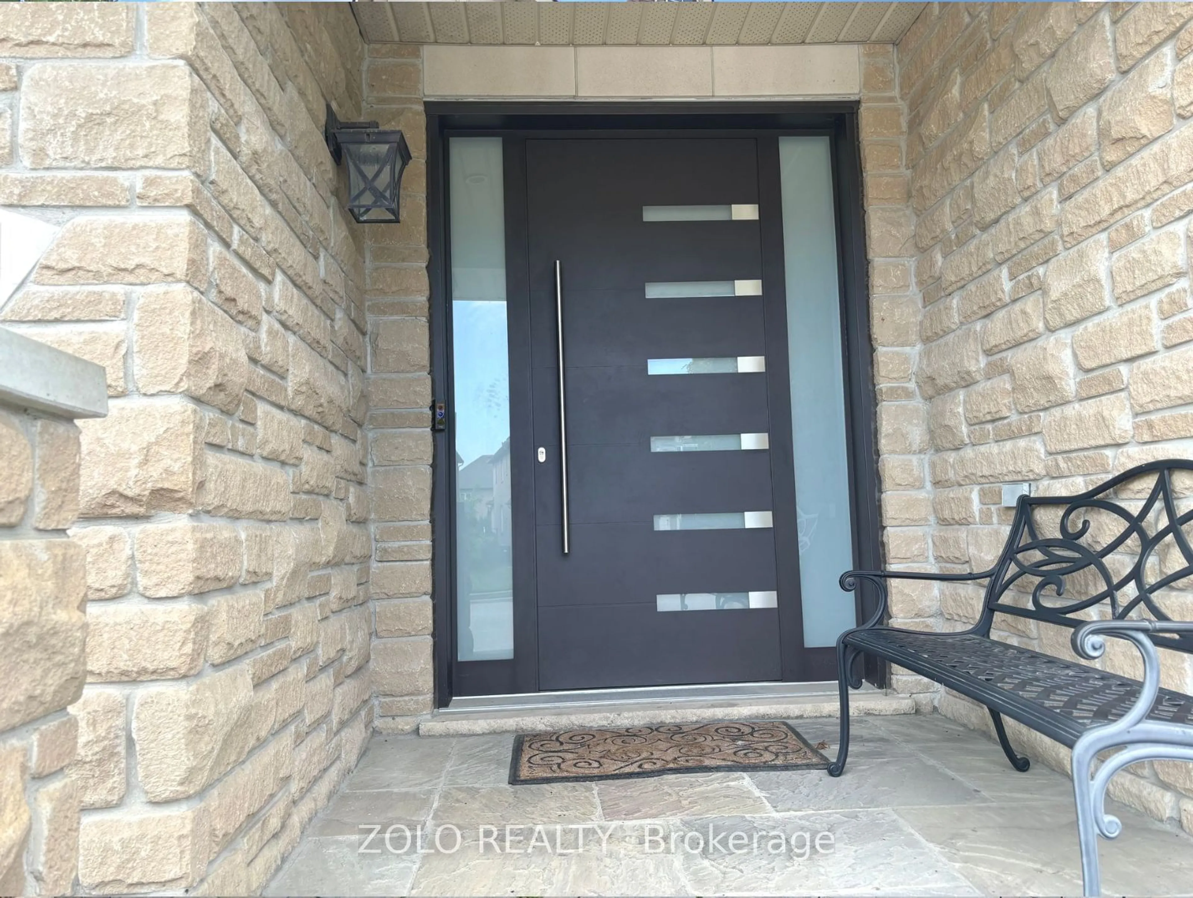 Indoor entryway for 6 Islington Dr, Brampton Ontario L6P 3A5