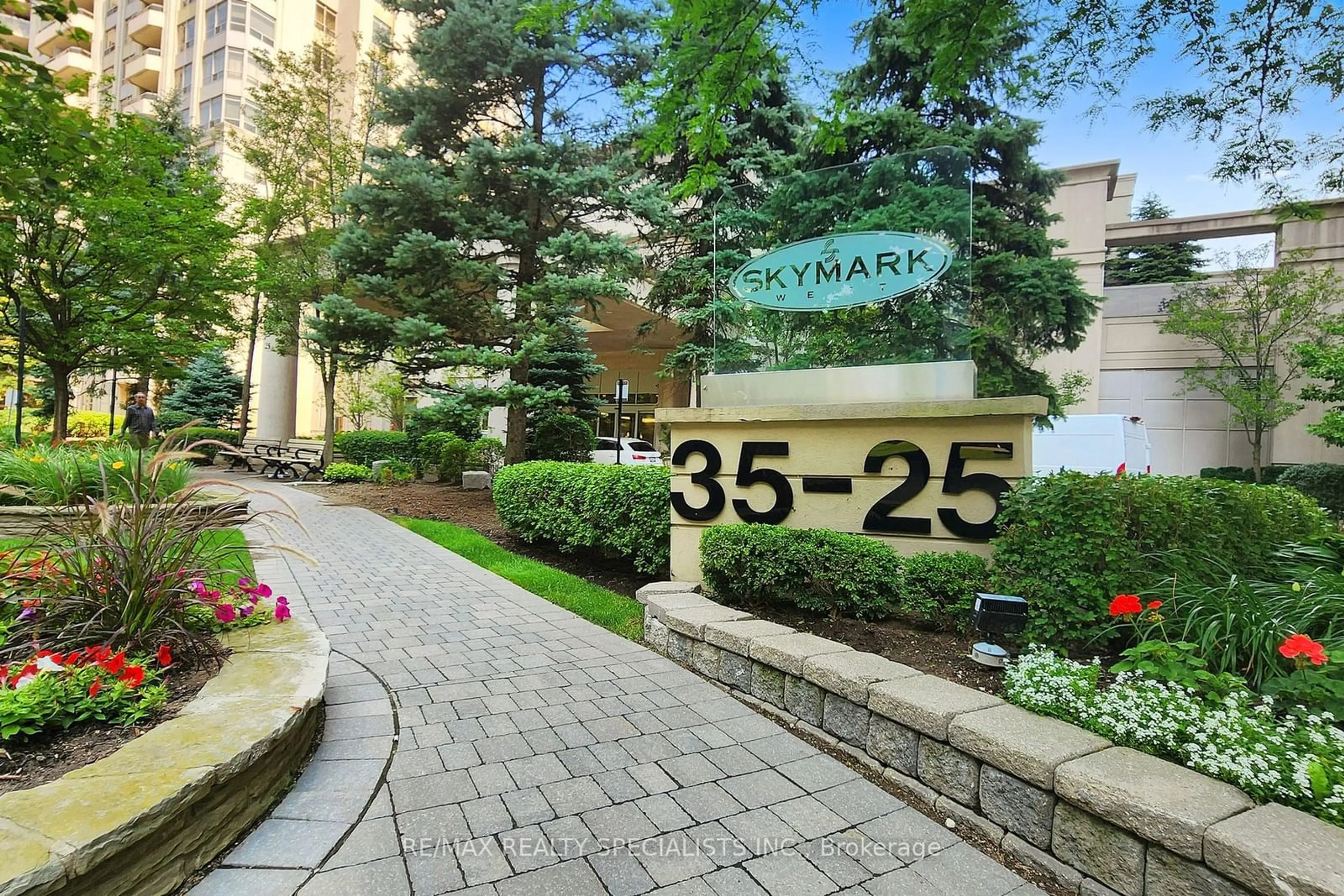 A pic from exterior of the house or condo for 35 Kingsbridge Garden Circ #1705, Mississauga Ontario L5R 3Z5