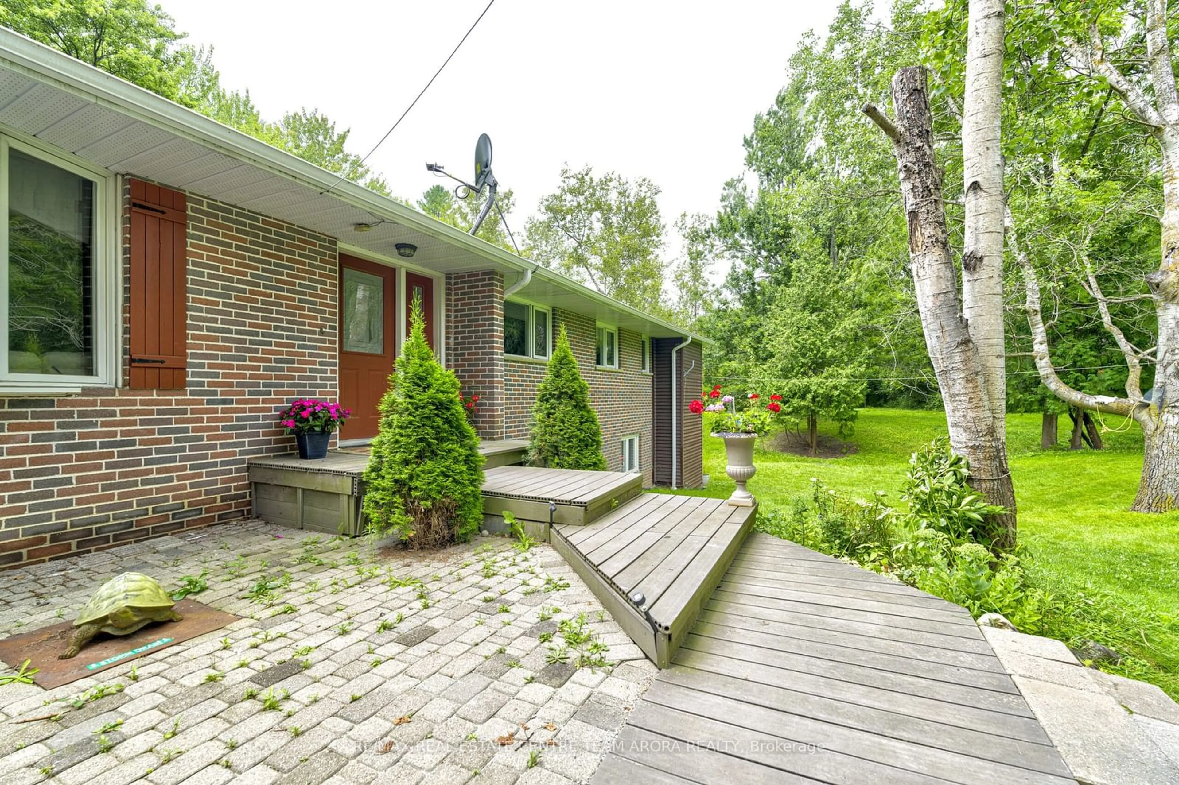 Patio for 7454 Old Church Rd, Caledon Ontario L7C 0H5