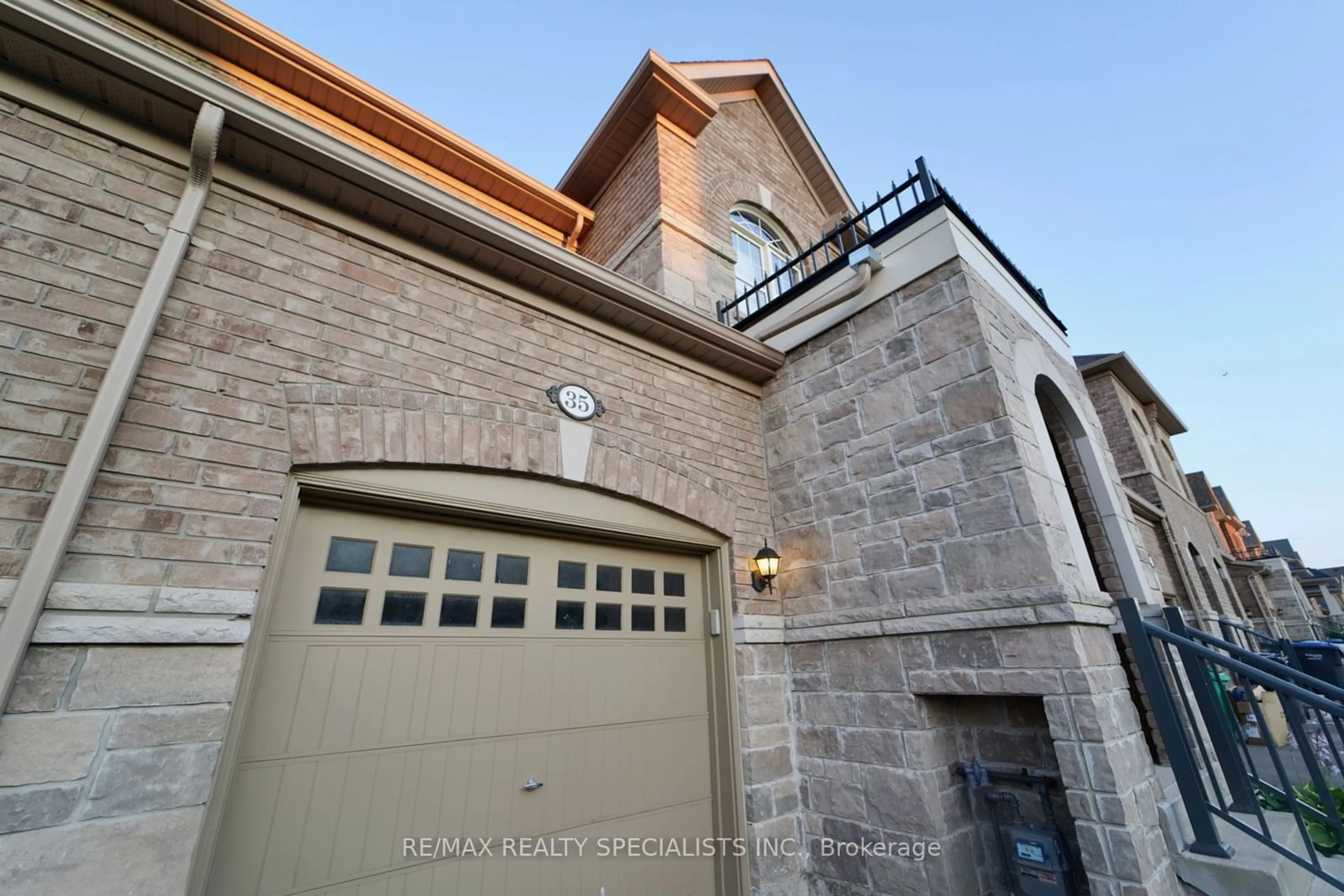 A pic from exterior of the house or condo for 35 Merrybrook Tr, Brampton Ontario L7A 4W1