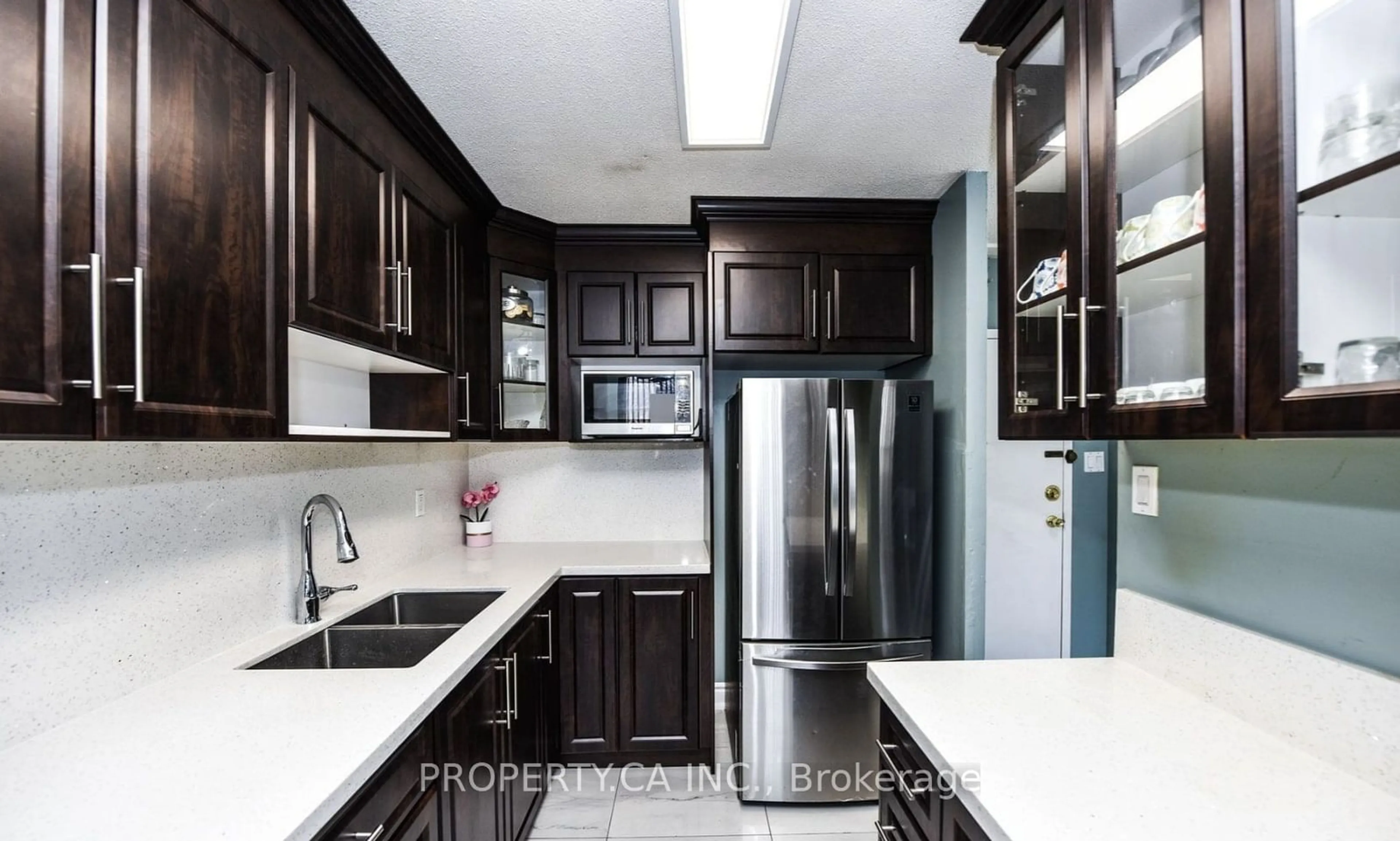 Contemporary kitchen for 1050 Stainton Dr #102, Mississauga Ontario L5C 2T7