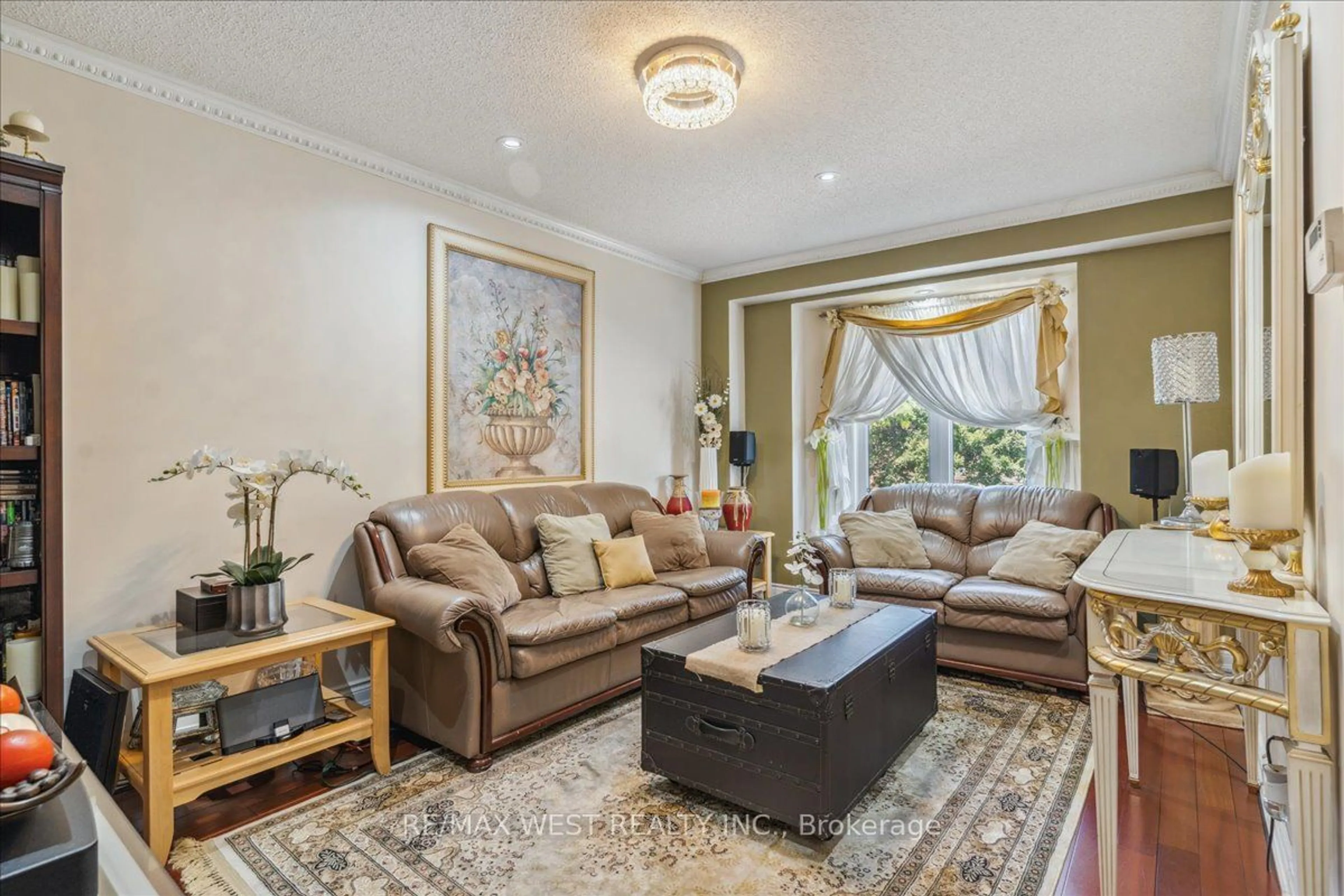 Living room for 15 Wilmont Crt, Brampton Ontario L6X 4Y9