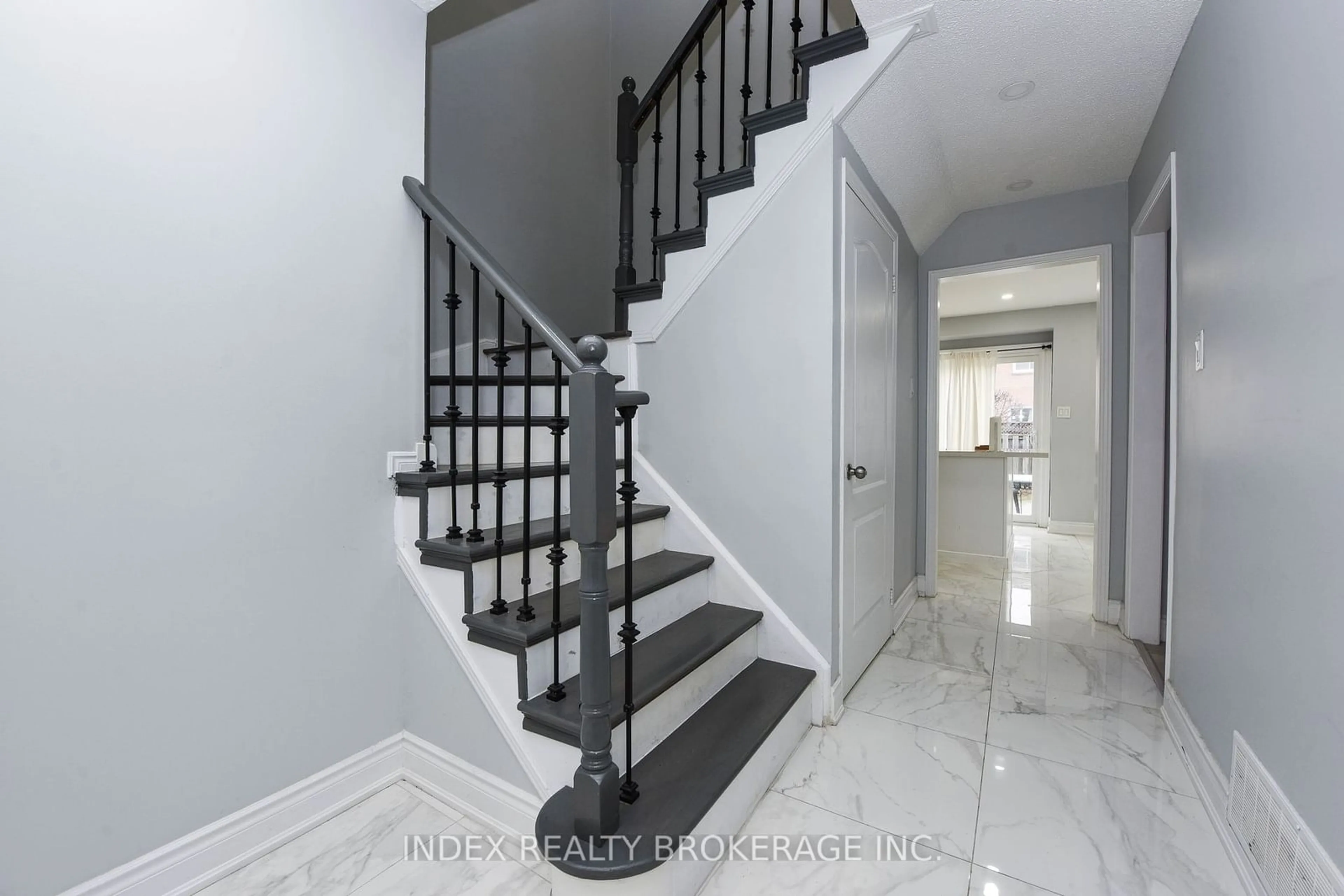 Stairs for 46 Hummingbird Crt, Brampton Ontario L6Y 3N6