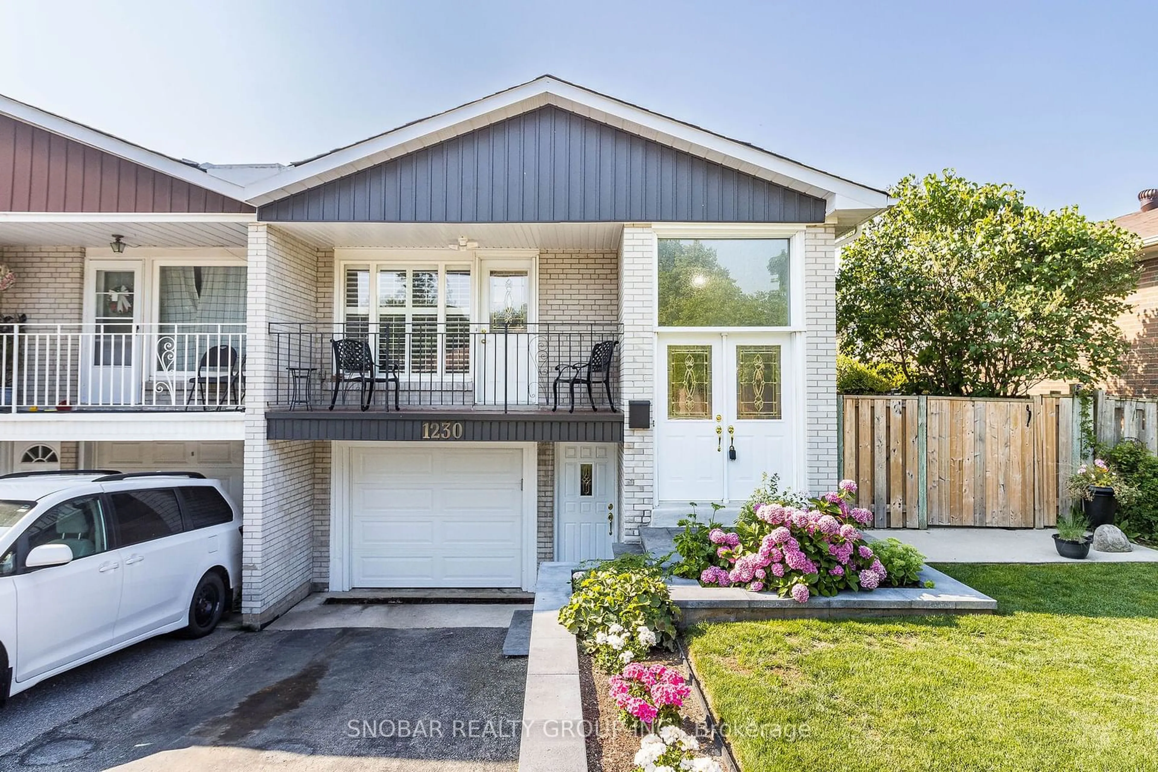 Frontside or backside of a home for 1230 Shadeland Dr, Mississauga Ontario L5C 1P5