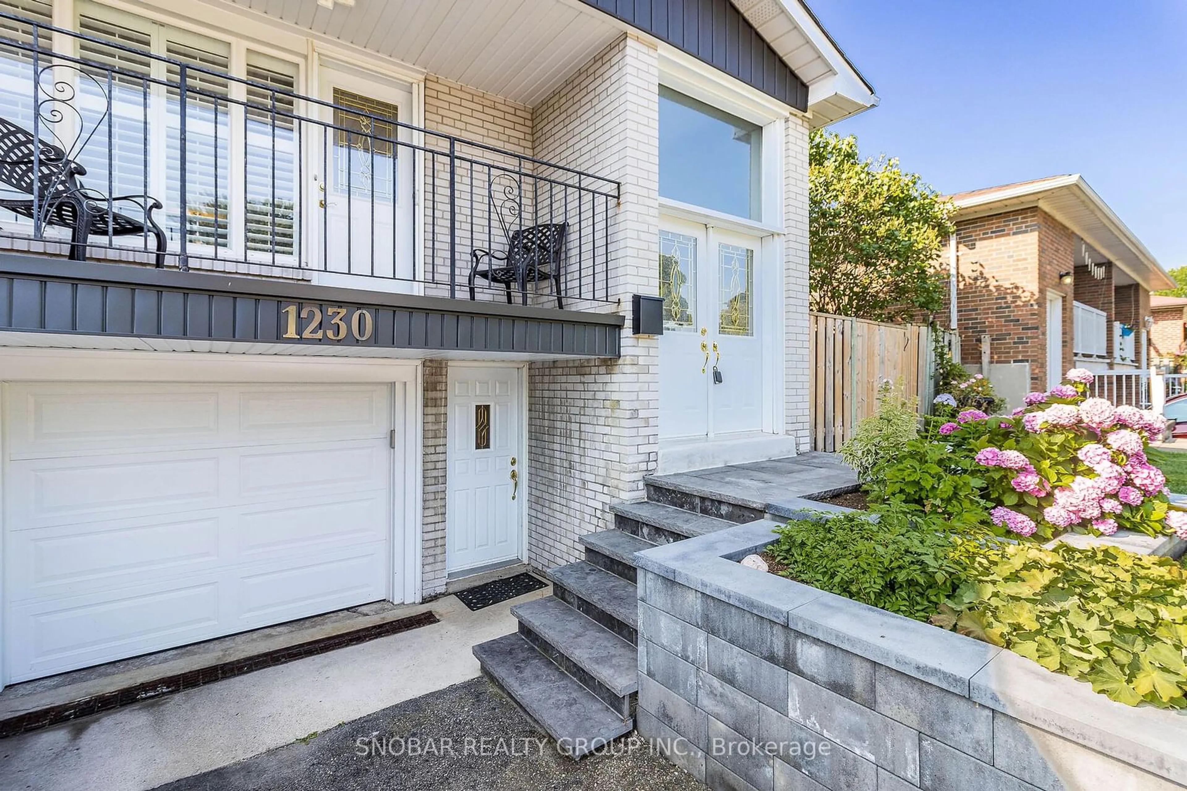 Frontside or backside of a home for 1230 Shadeland Dr, Mississauga Ontario L5C 1P5