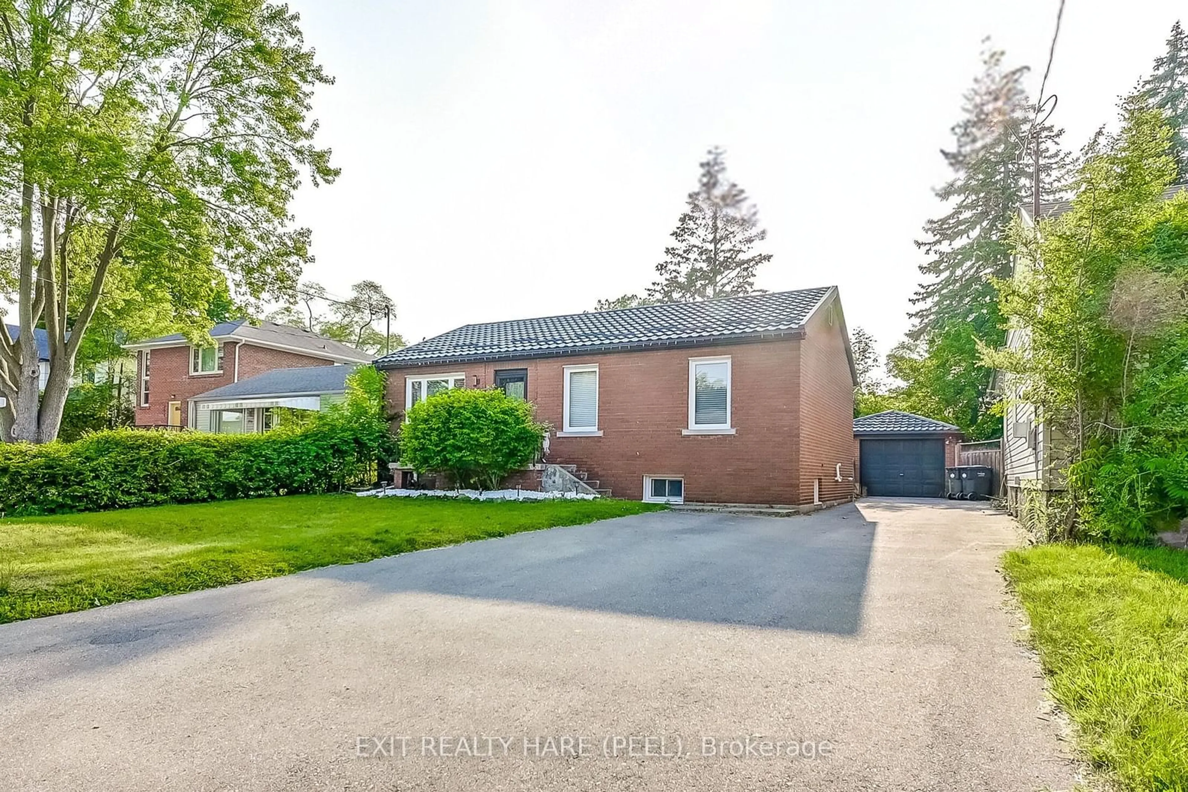 Frontside or backside of a home for 194 Queen St, Mississauga Ontario L5H 1L6