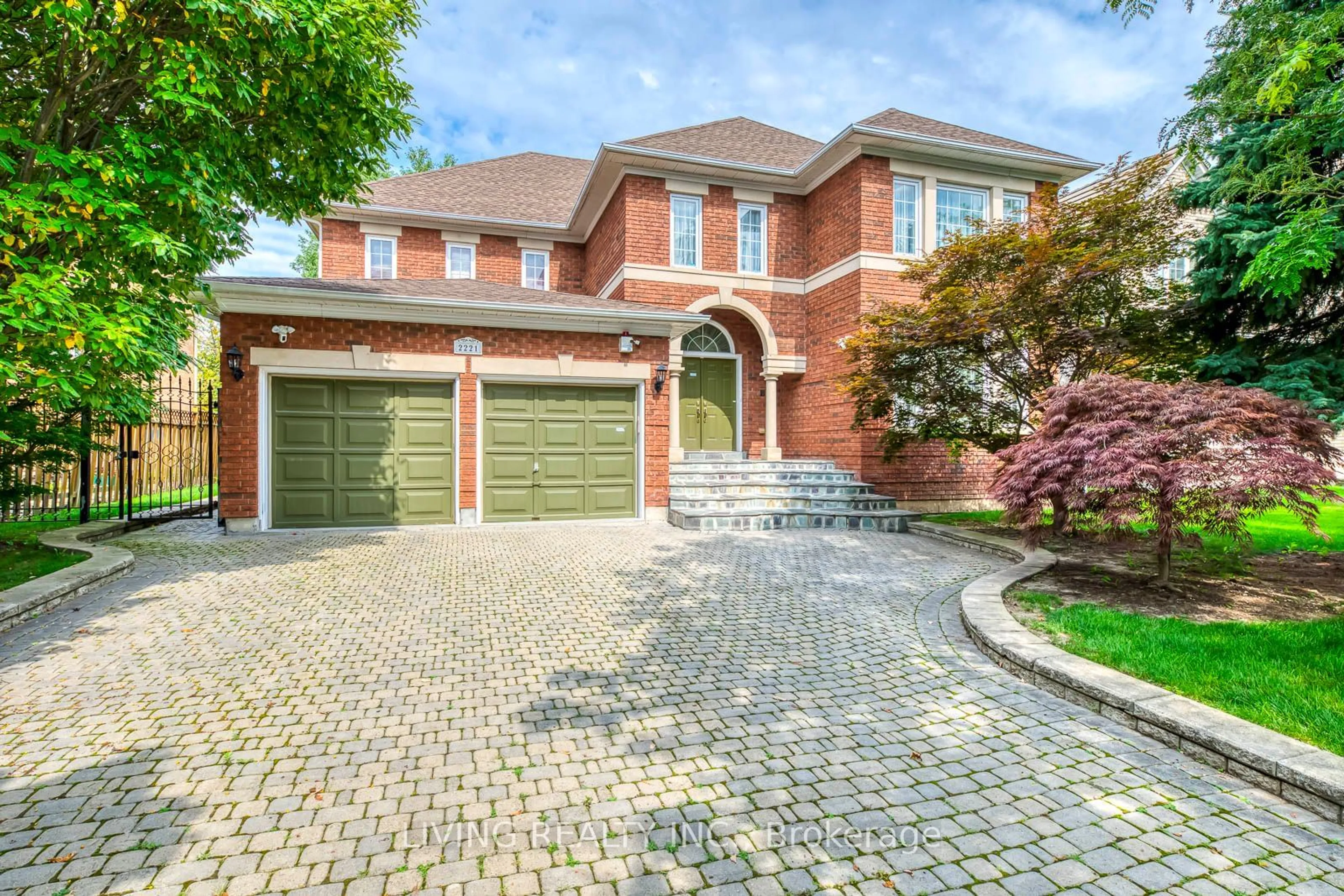 Home with brick exterior material for 2221 Robinwood Crt, Mississauga Ontario L5M 5B8
