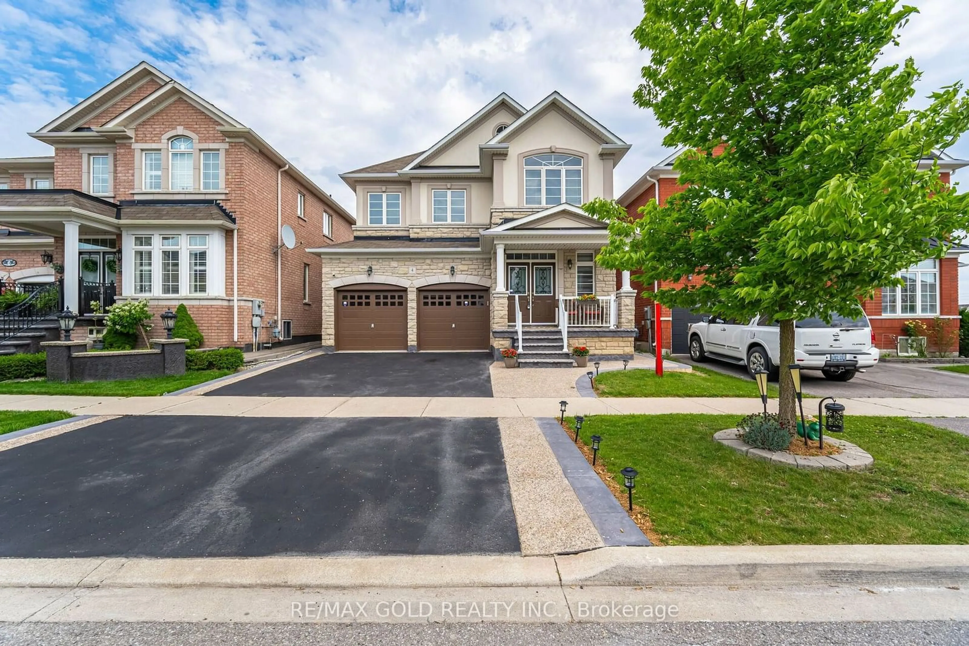 Frontside or backside of a home for 4 Lockport Cres, Brampton Ontario L6P 3Y1