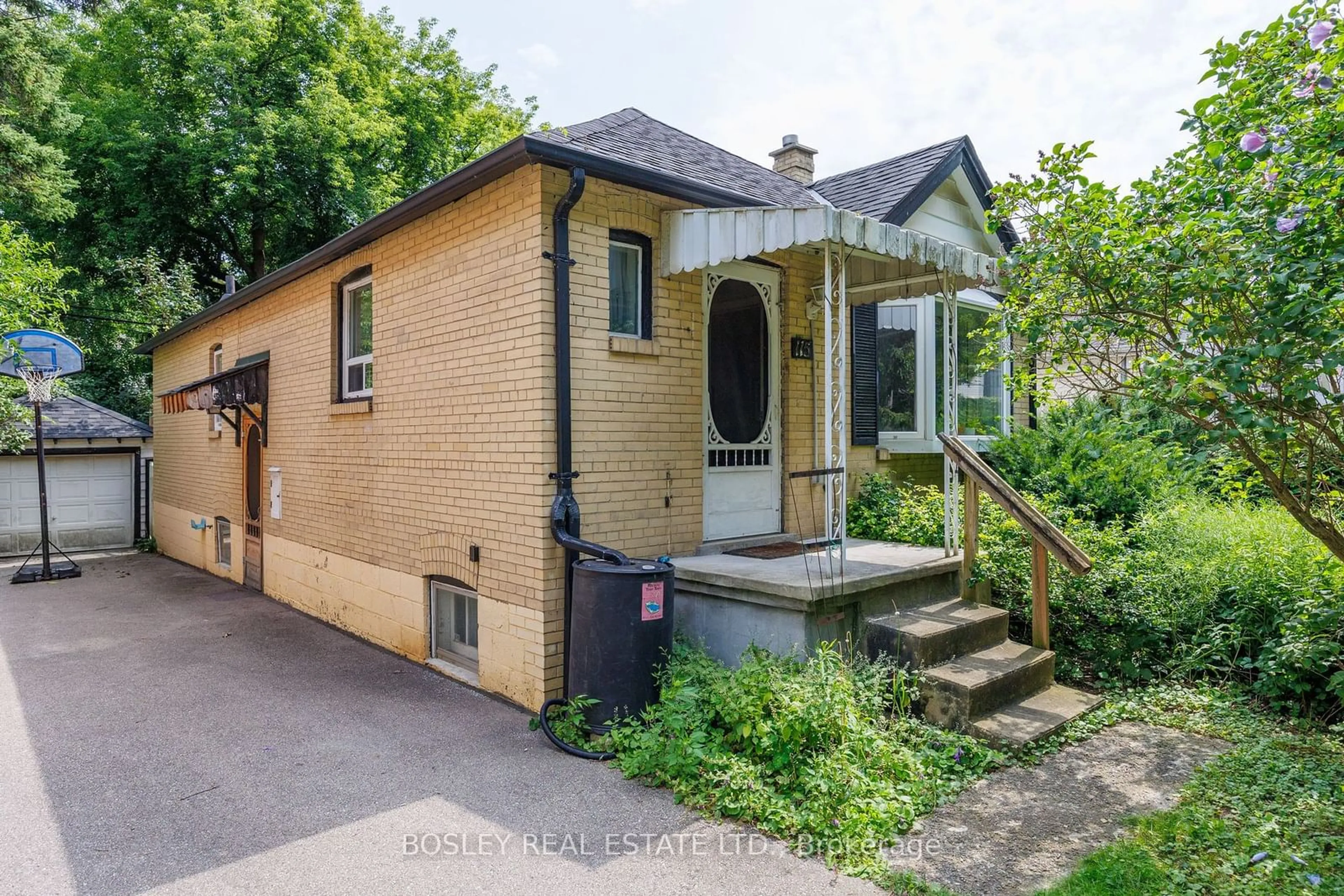 Frontside or backside of a home for 115 South Kings Way, Toronto Ontario M6S 3T5