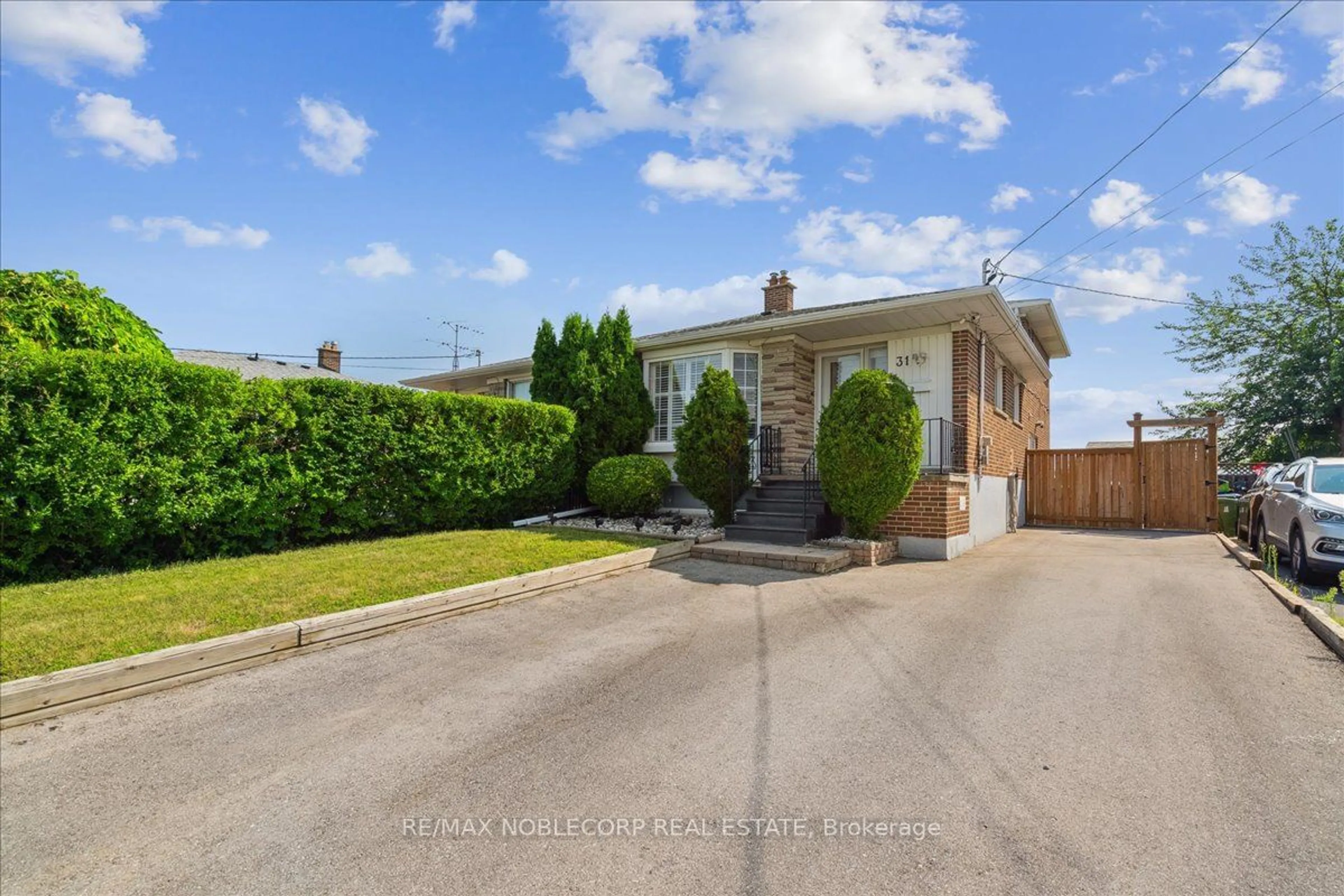 Frontside or backside of a home for 31 Goldsboro Rd, Toronto Ontario M9L 1A6