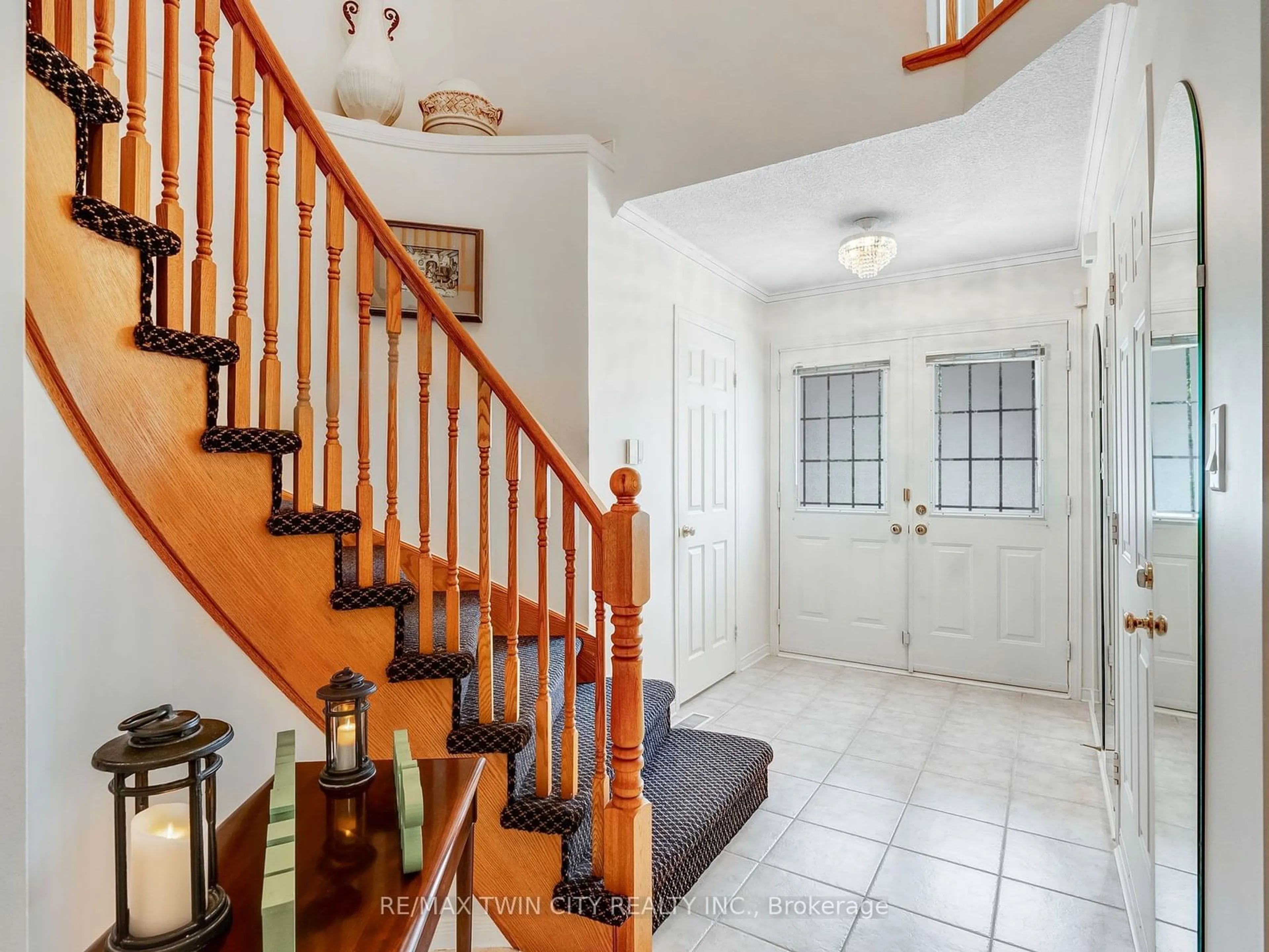 Indoor entryway for 4129 Pincay Oaks Lane, Burlington Ontario L7M 4L6