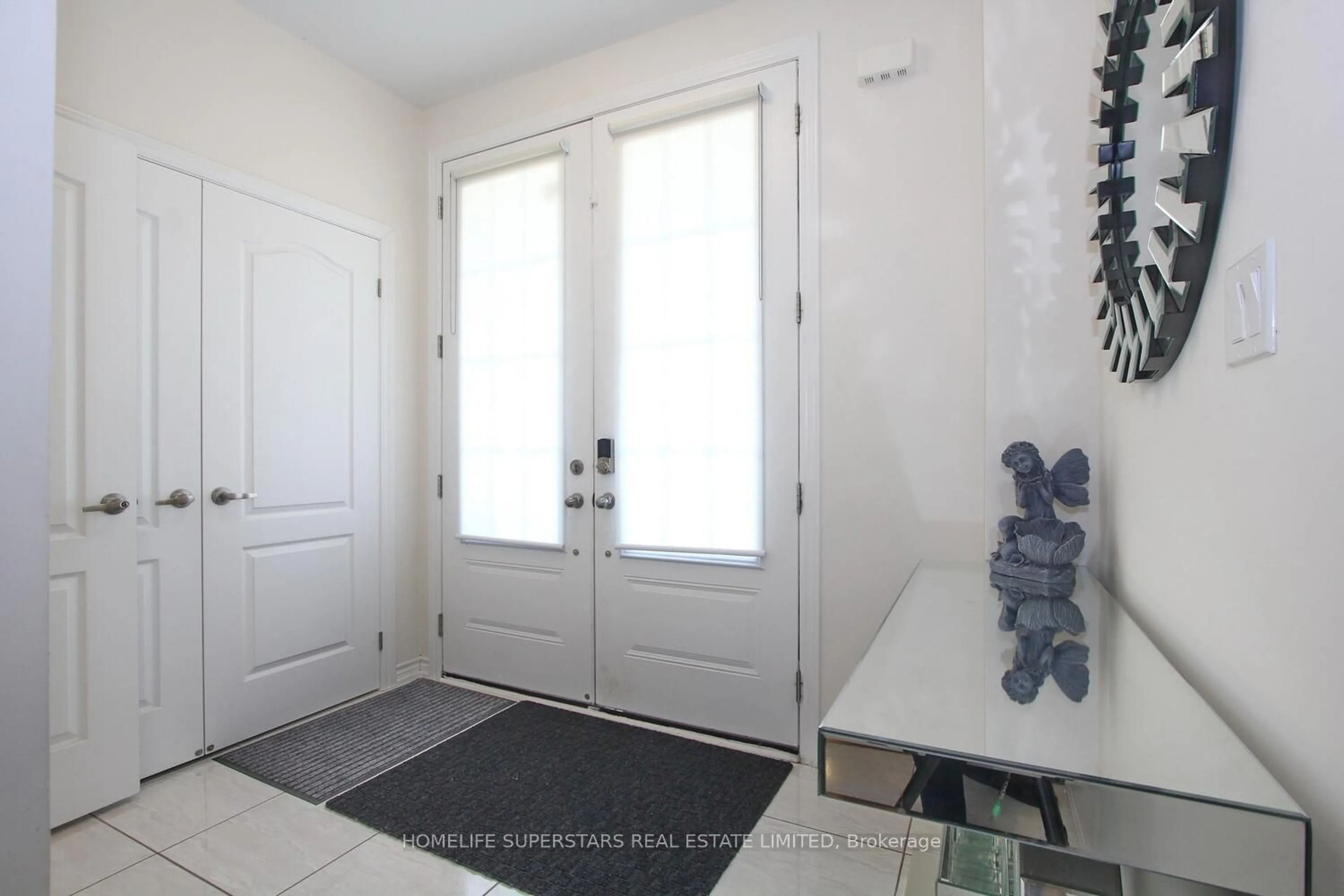 Indoor entryway for 90 Russell Creek Dr, Brampton Ontario L6R 4A1