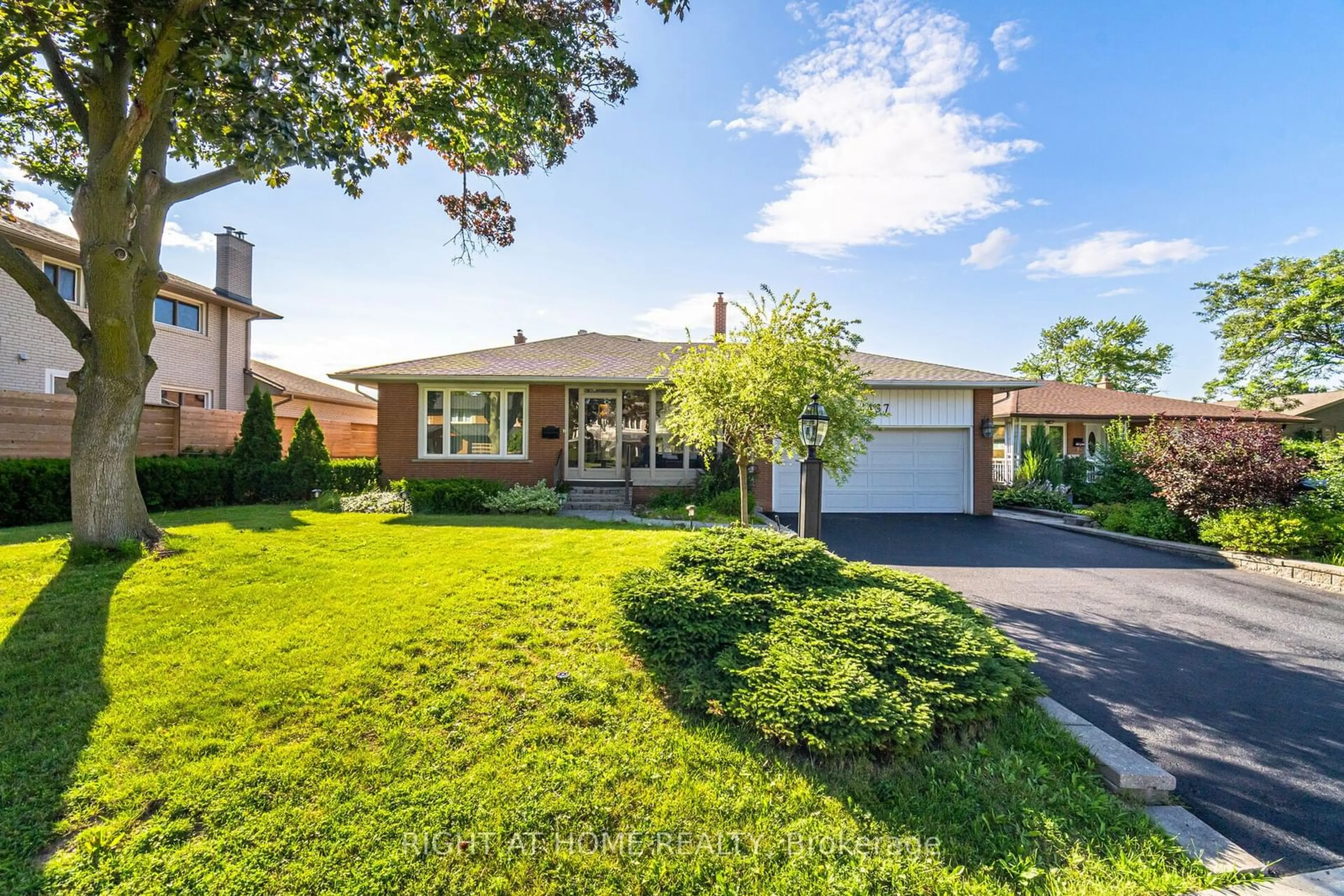 Frontside or backside of a home for 3437 Burningoak Cres, Mississauga Ontario L4Y 3L6