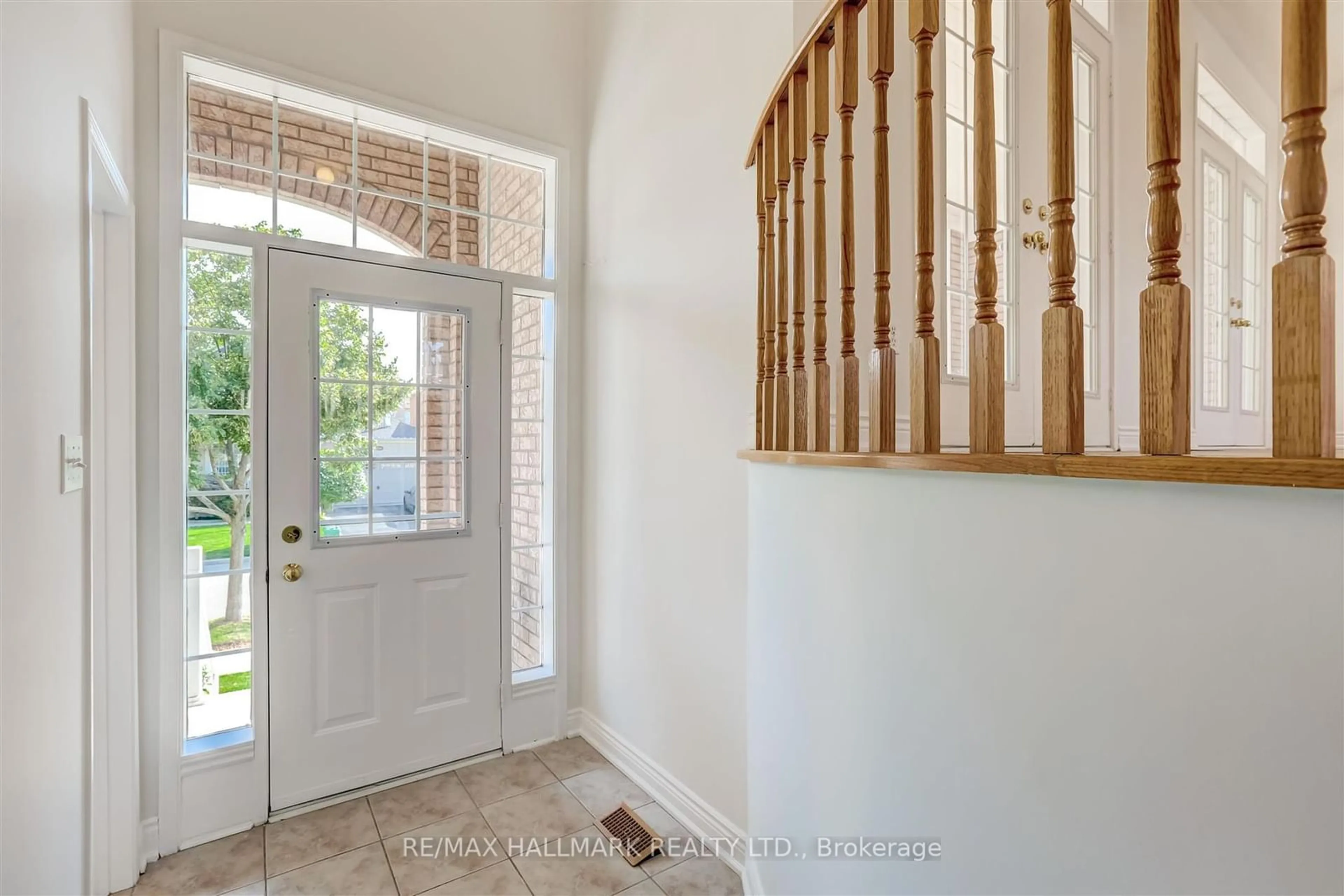 Indoor entryway for 5548 Heathcote Walk, Mississauga Ontario L5M 6M7