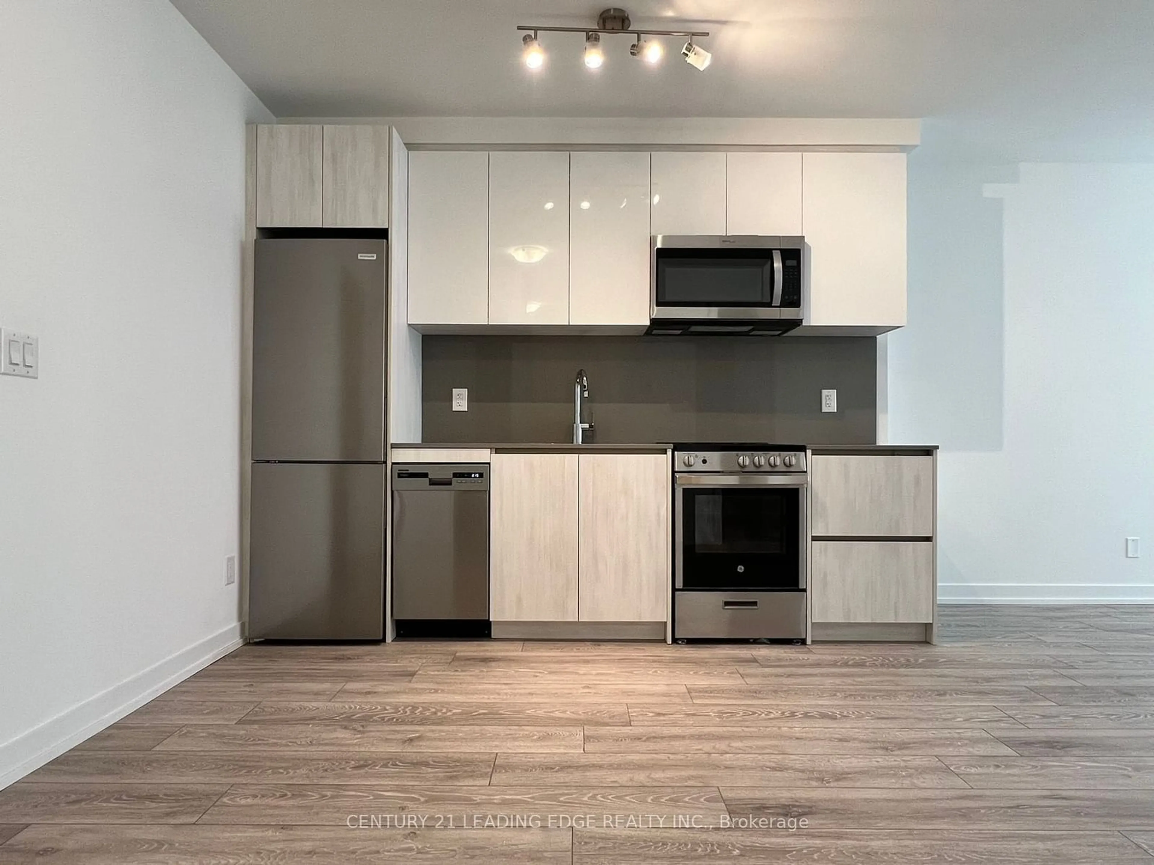 Standard kitchen for 3100 Keele St #302, Toronto Ontario M3M 0E1