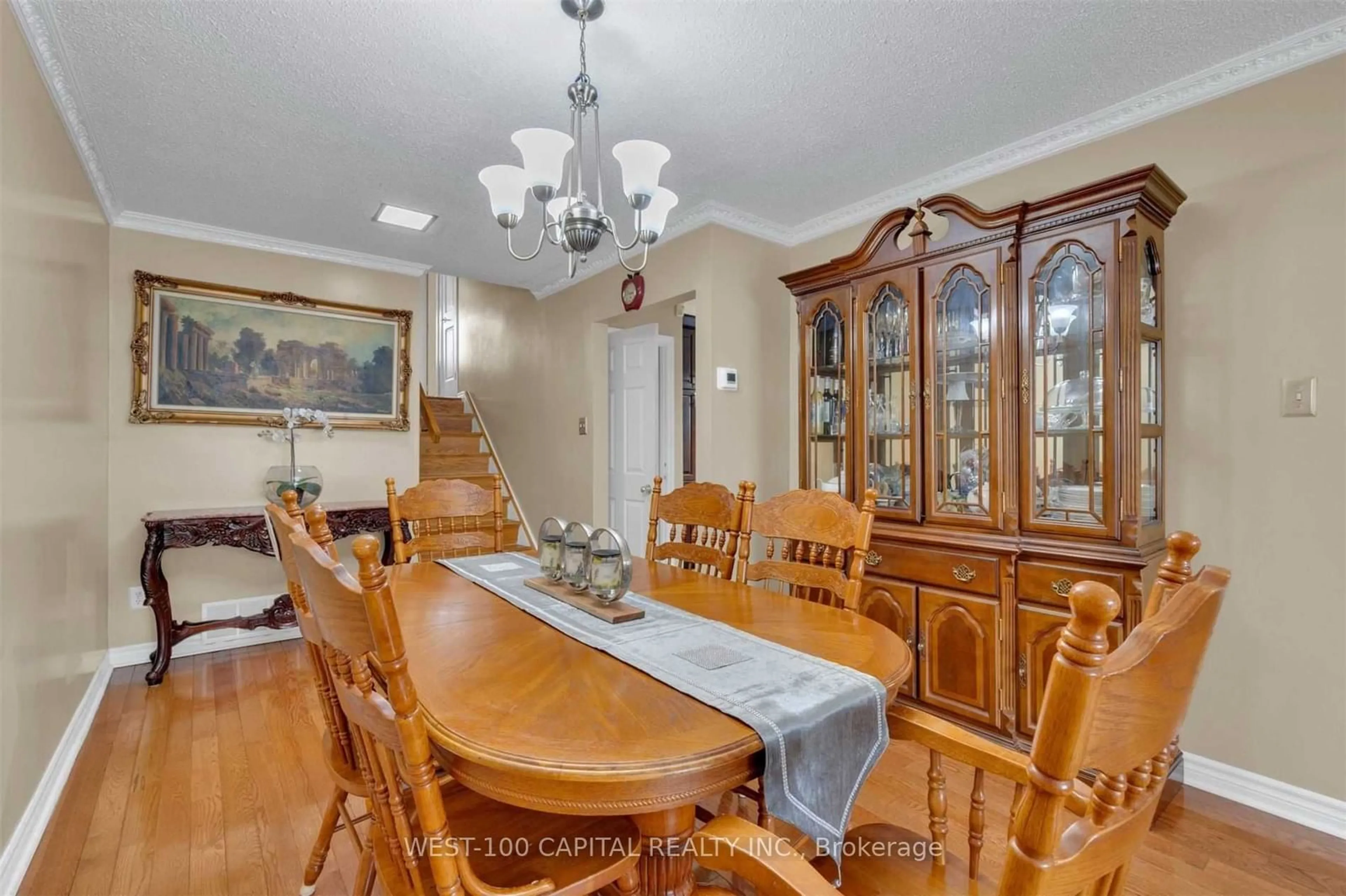 Dining room, wood floors, cottage for 7179 Delmonte Cres, Mississauga Ontario L4T 3L4