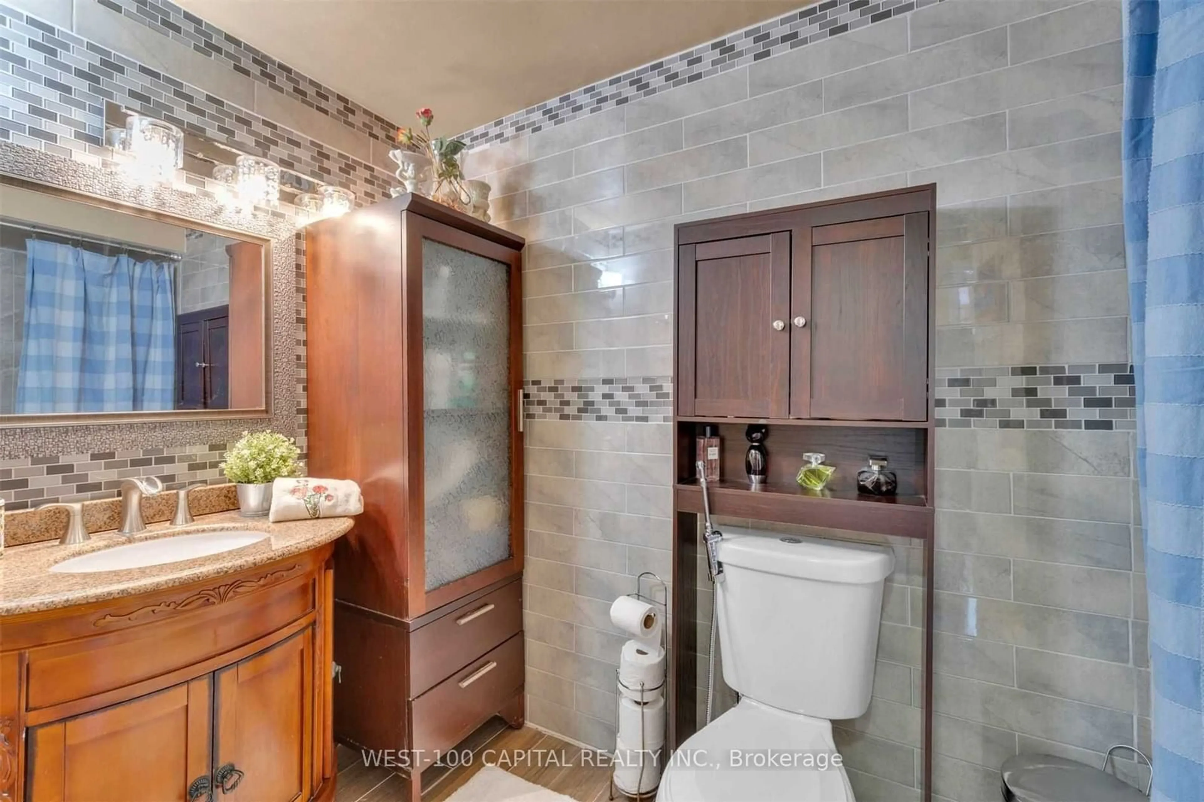 Bathroom, ceramic floors for 7179 Delmonte Cres, Mississauga Ontario L4T 3L4