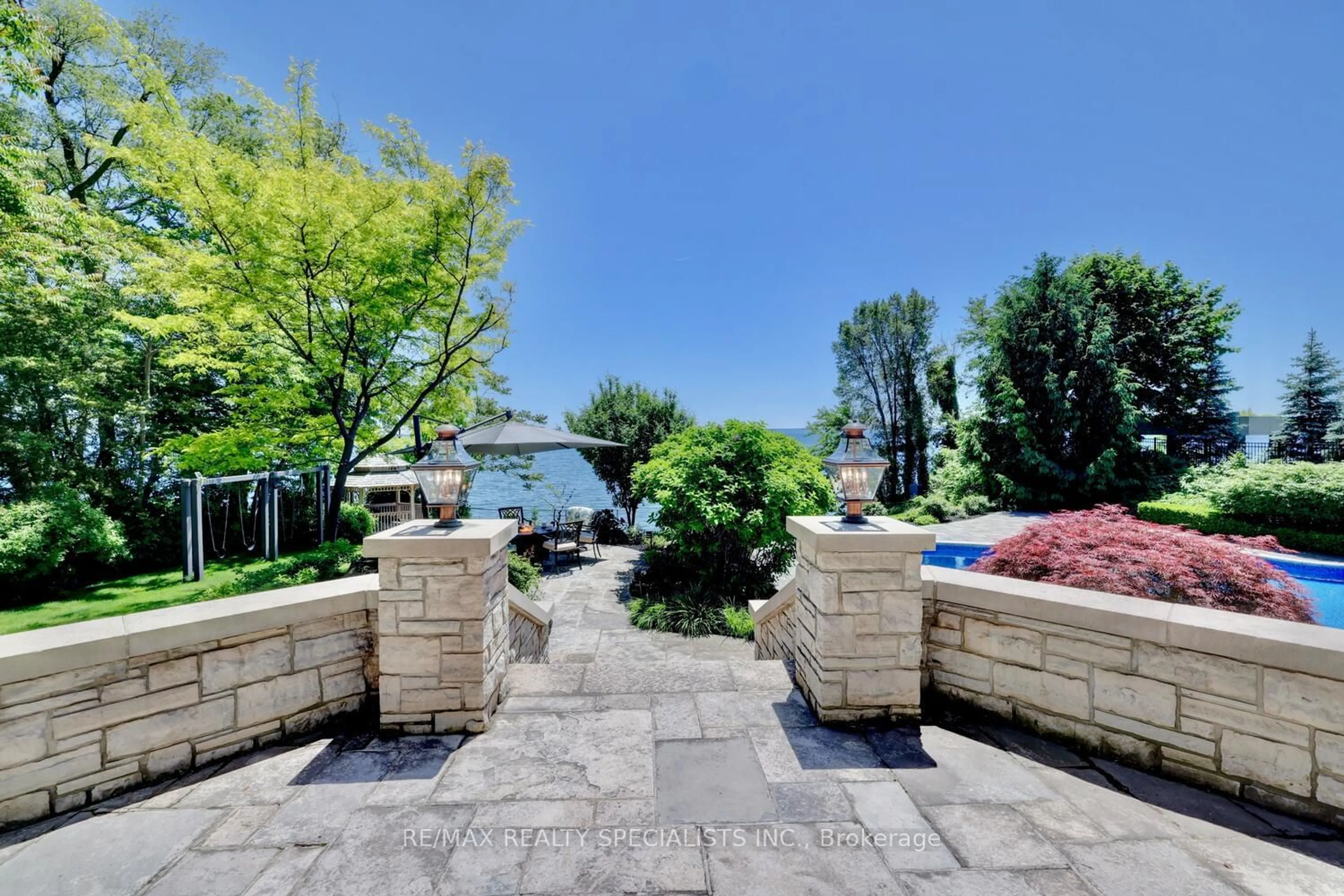 Patio, lake for 4038 Lakeshore Rd, Burlington Ontario L7L 1A1