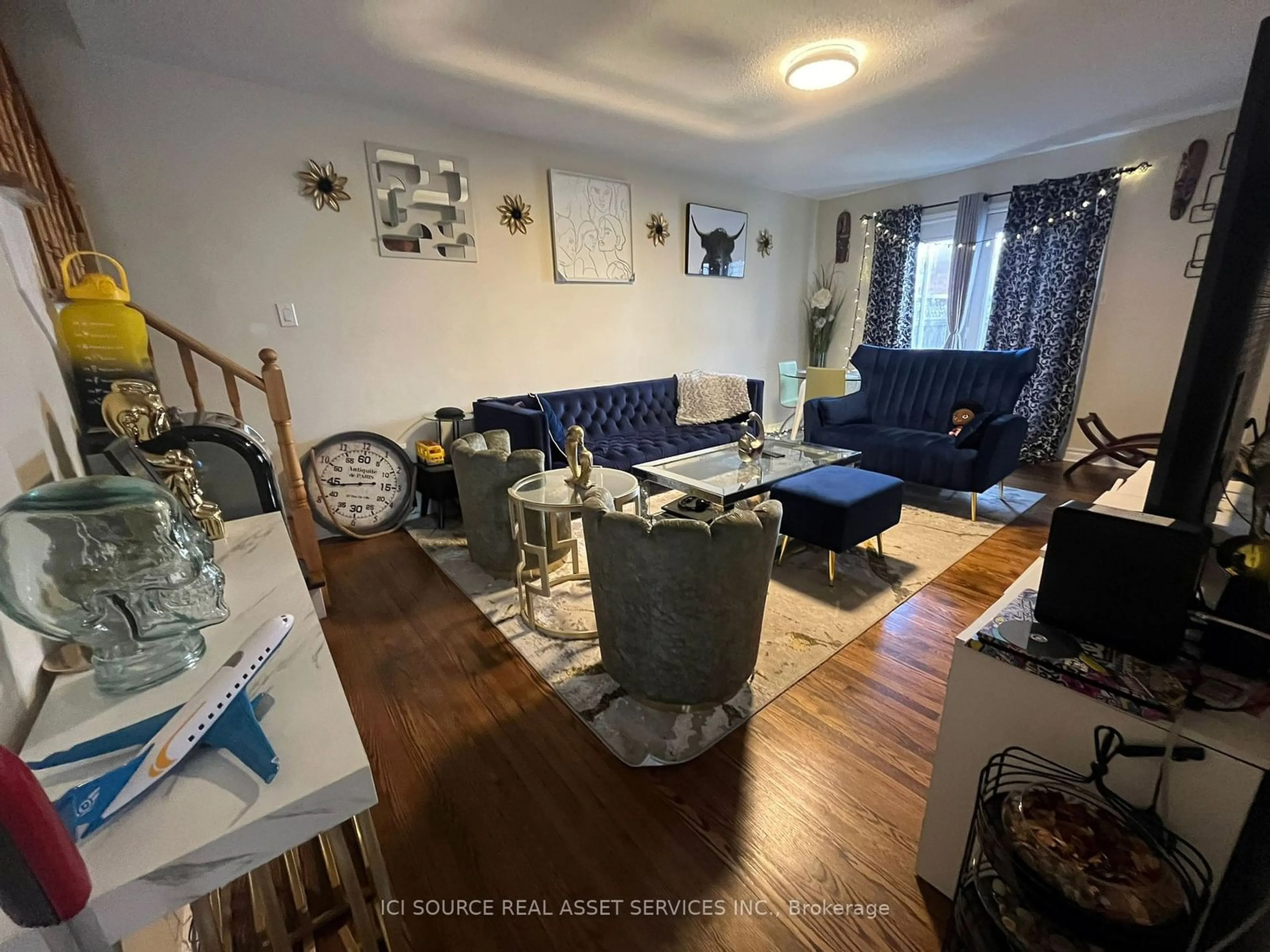 Living room for 9 Town House Cres, Brampton Ontario L6W 3C3
