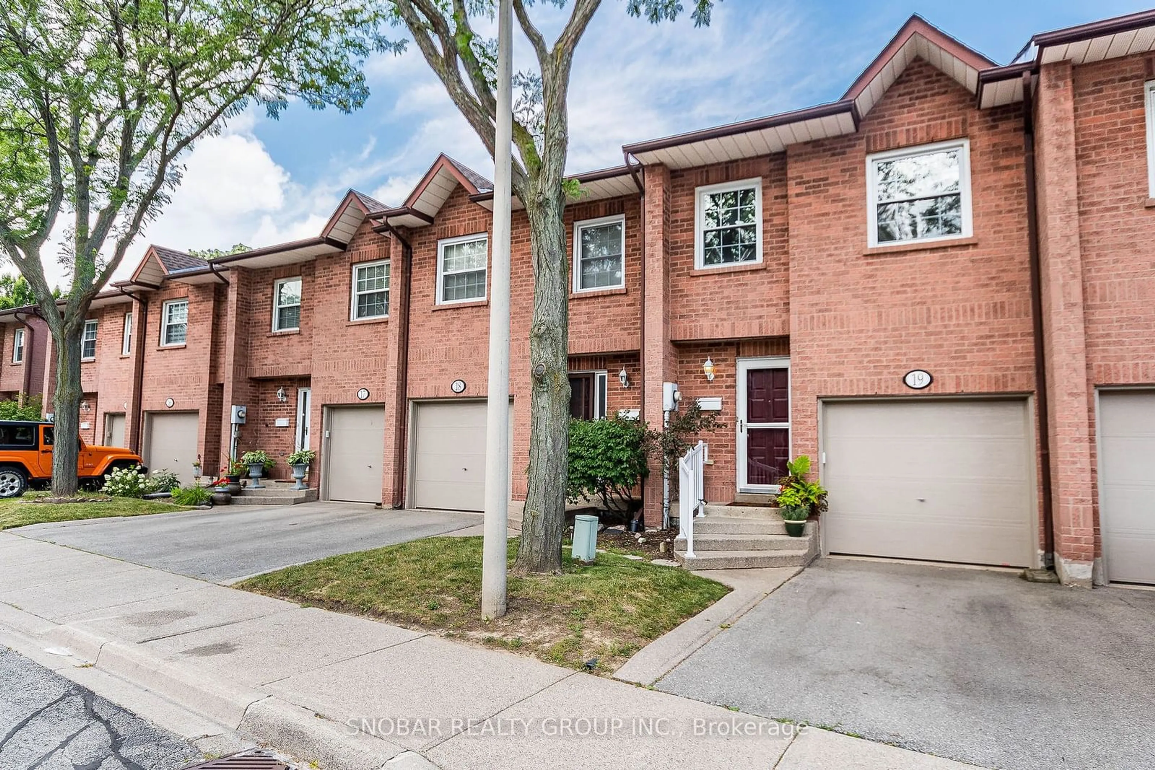 A pic from exterior of the house or condo for 2004 Glenada Cres #19, Oakville Ontario L6H 5P5