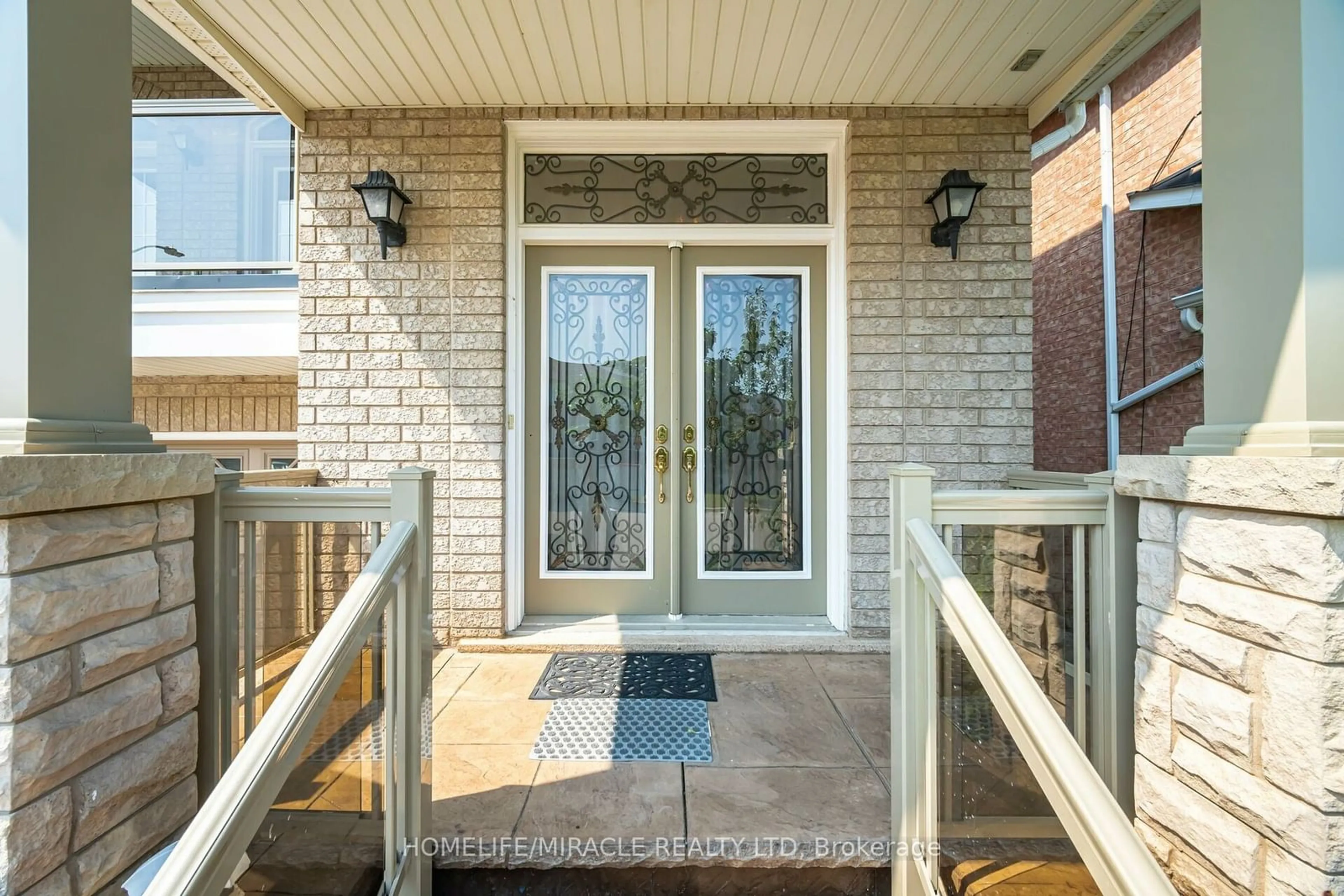 Indoor entryway for 3901 Mayla Dr, Mississauga Ontario L5M 7Y8