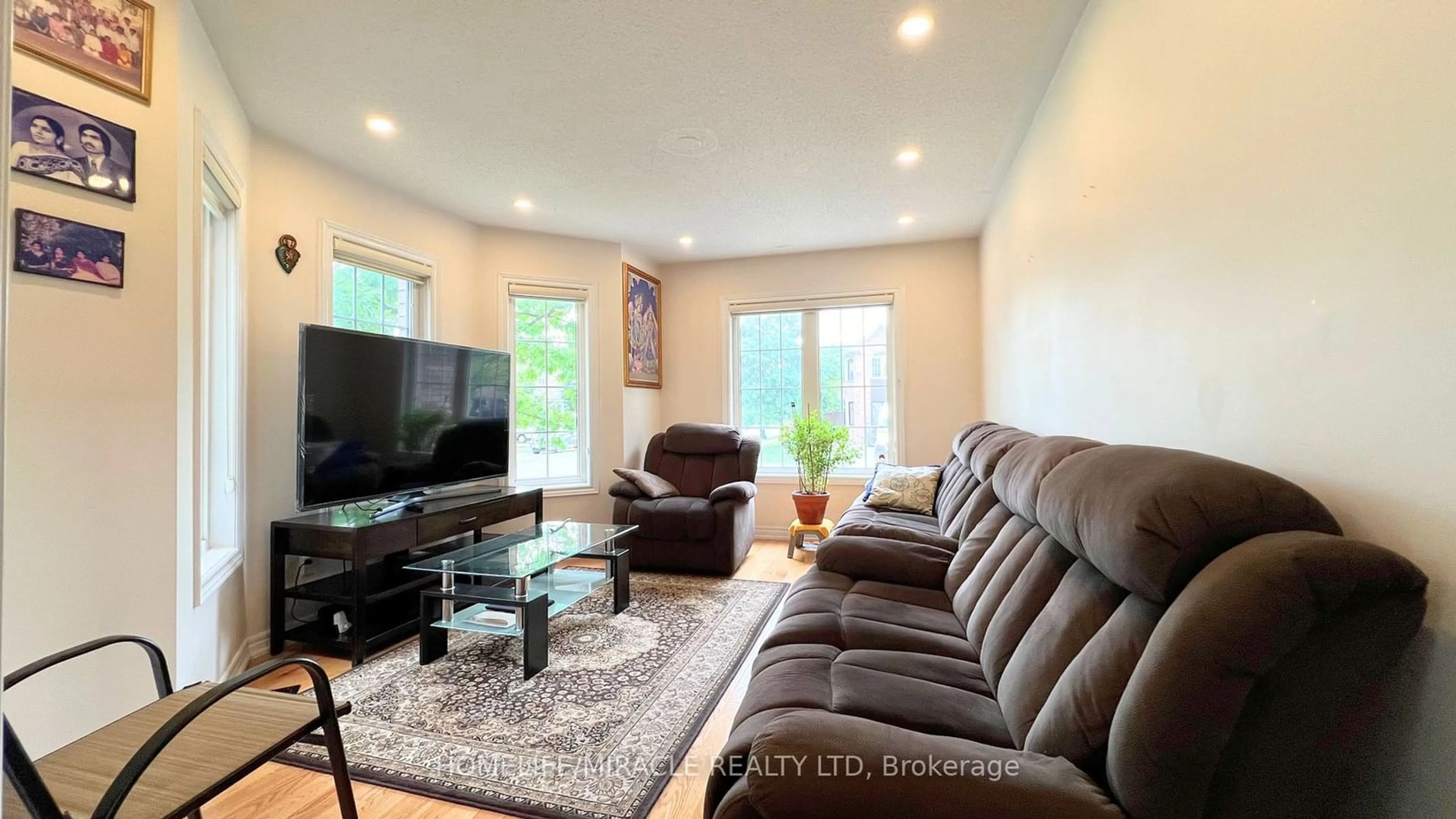 Living room for 324 Edenbrook Hill Dr, Brampton Ontario L7A 4T5