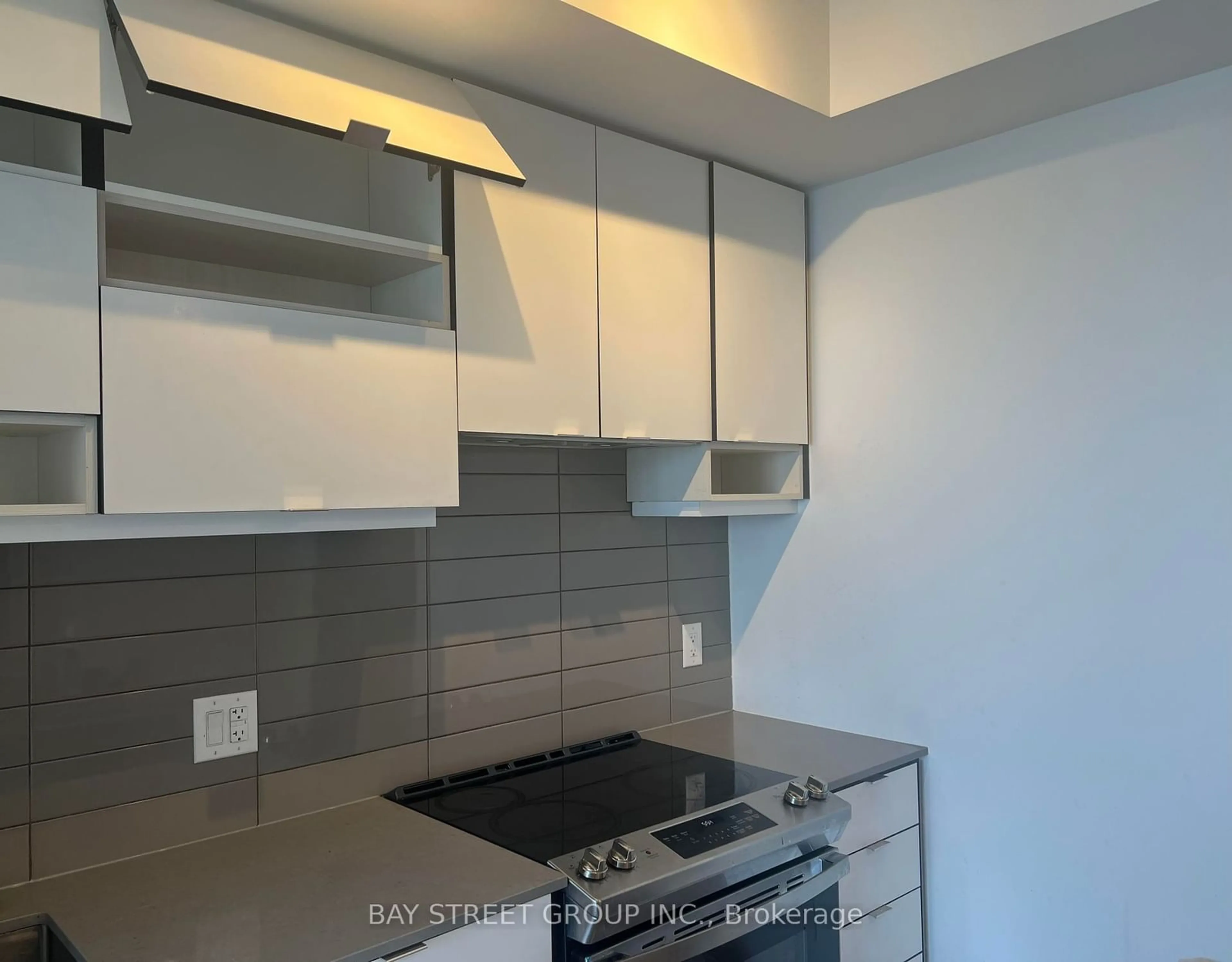 Standard kitchen for 4065 Confederation Pkwy #3209, Mississauga Ontario L5B 4N1