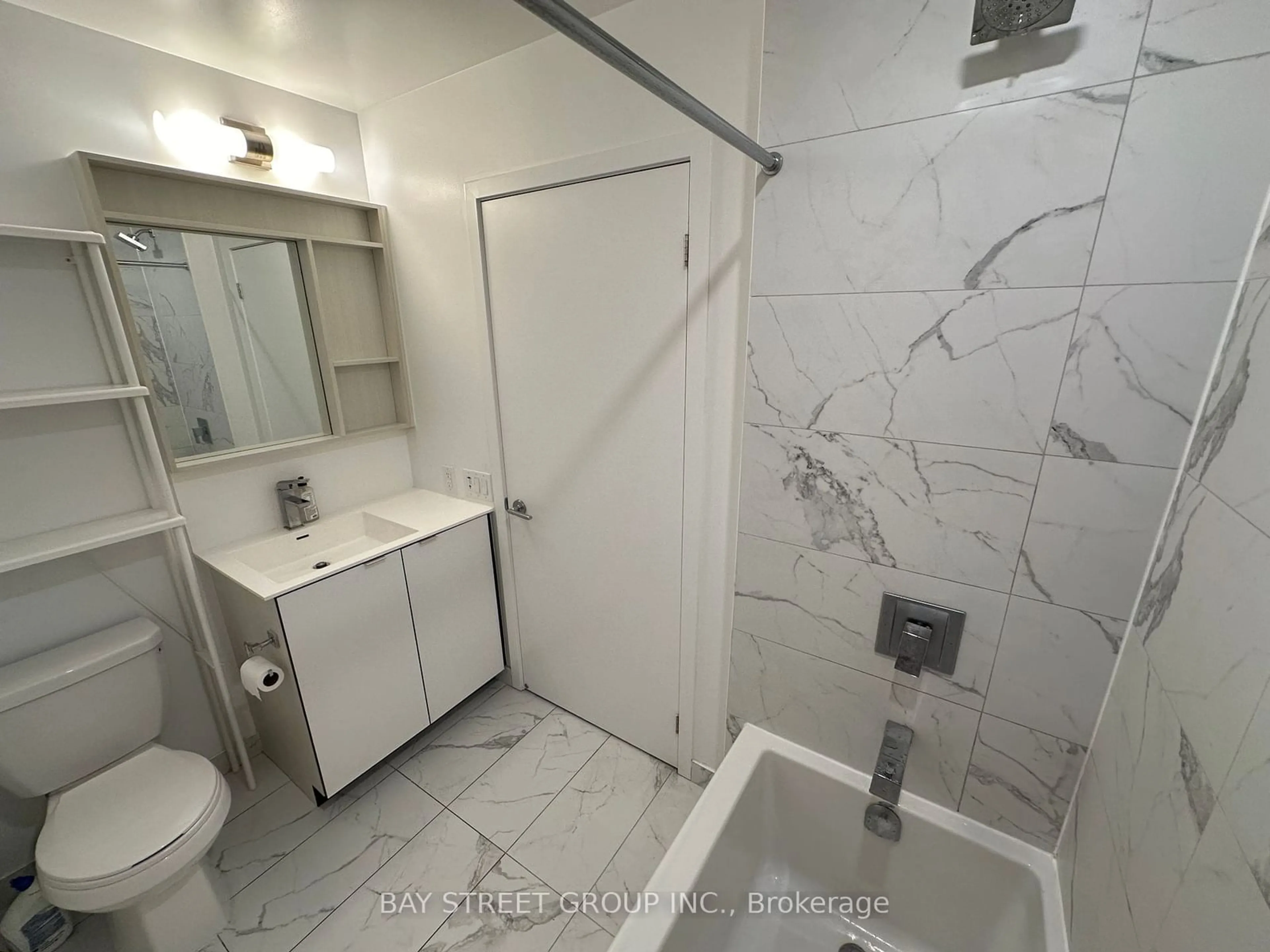 Bathroom for 4065 Confederation Pkwy #3209, Mississauga Ontario L5B 4N1