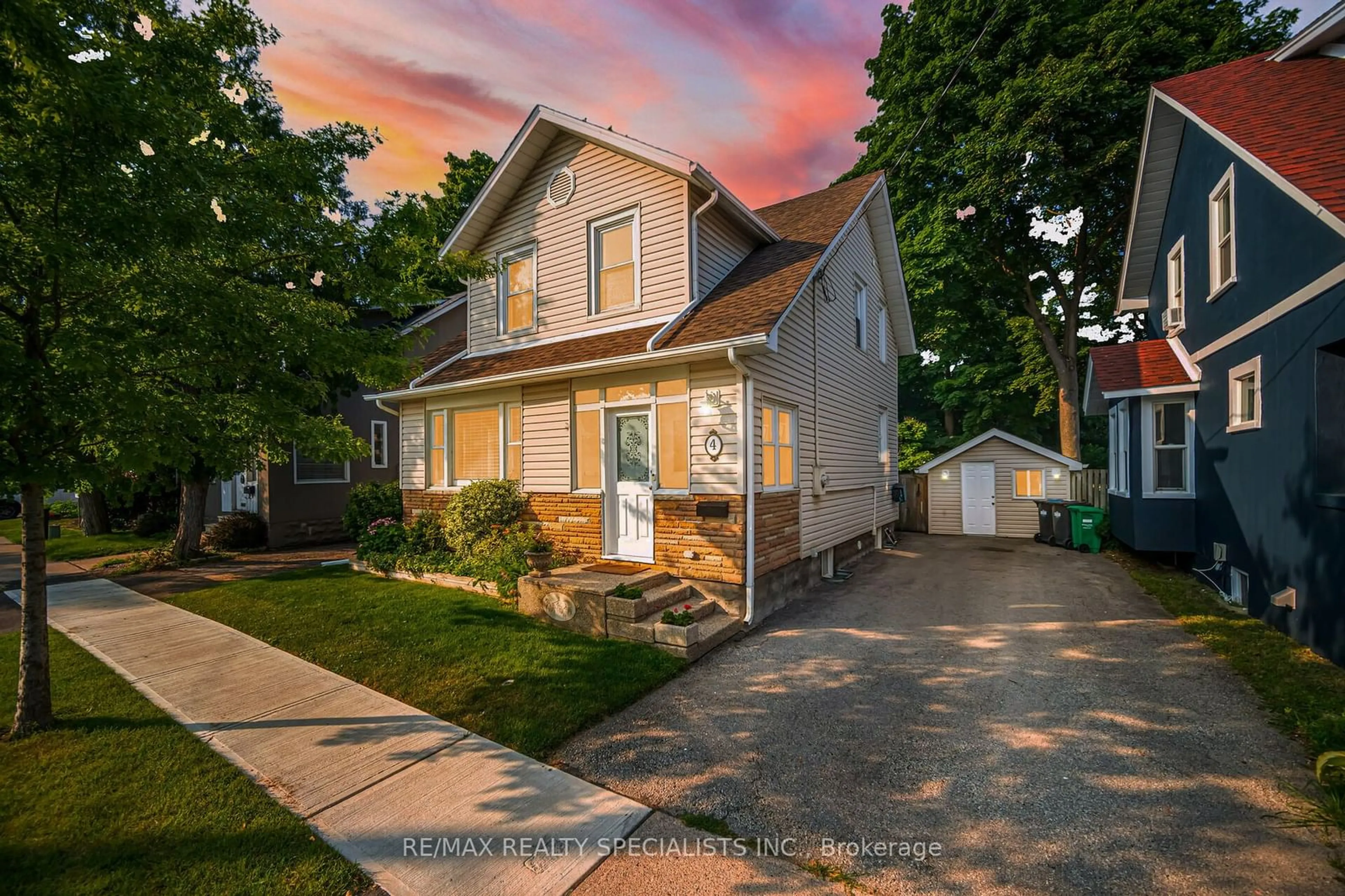 Frontside or backside of a home for 4 Mill St, Brampton Ontario L6Y 1S3